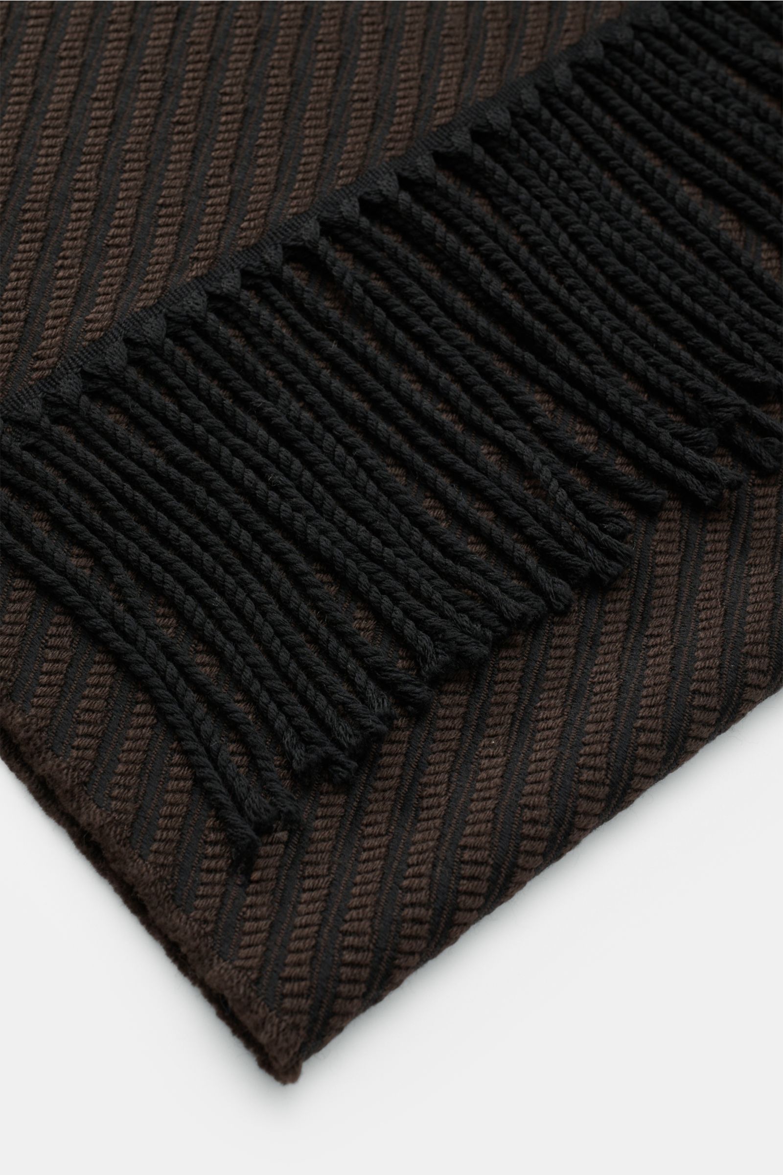 Emporio Armani Schal dunkelbraun/schwarz gestreift, diagonales Muster, weiche Schurwolle, Leder-Patch, markanter Fransensaum, Nahaufnahme von schräg oben