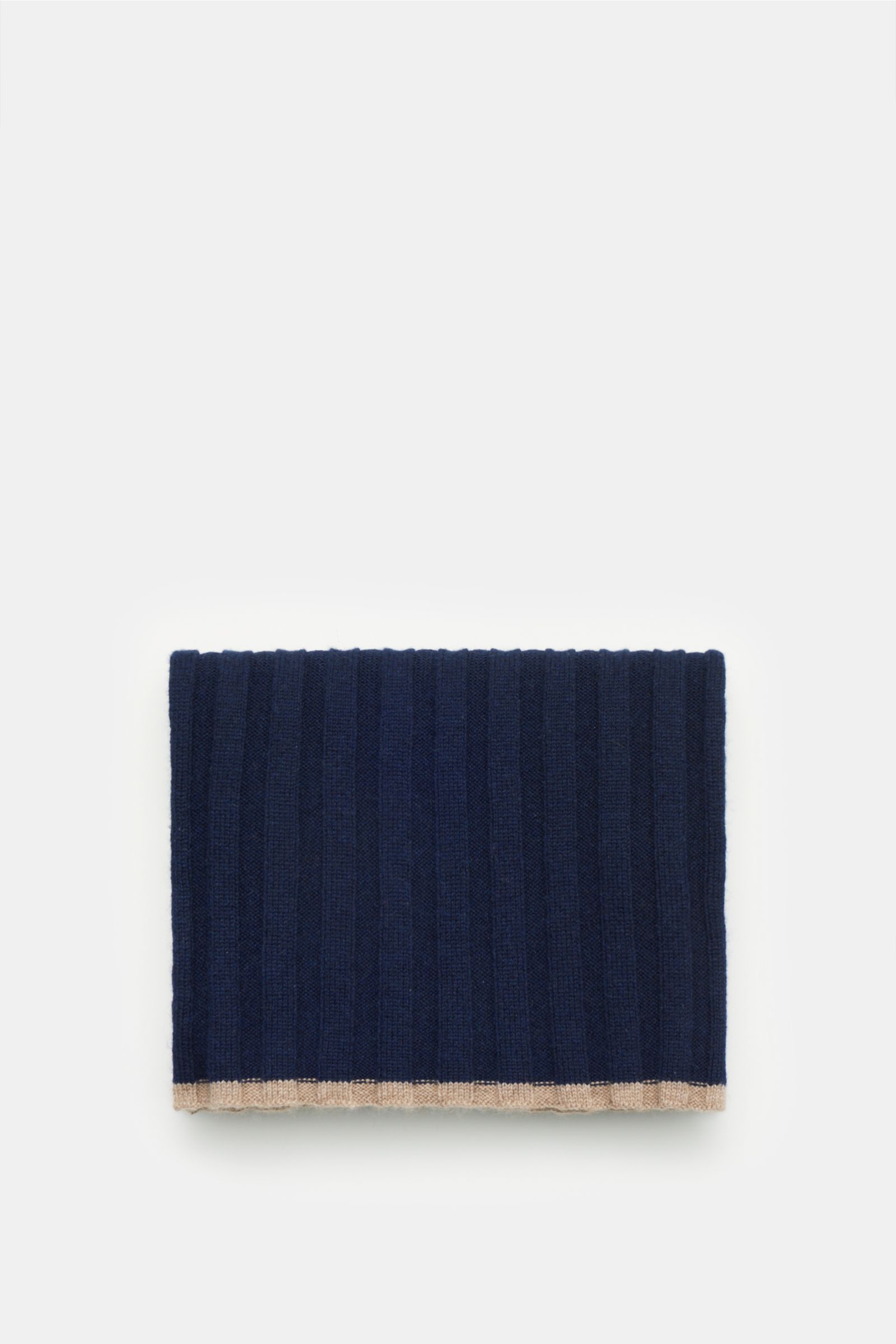 Brunello Cucinelli Cashmere Schal navy, gefaltet von oben fotografiert, breiter Rippstrick, weicher Griff, kontrastfarbige Kante, 155x26 cm.
