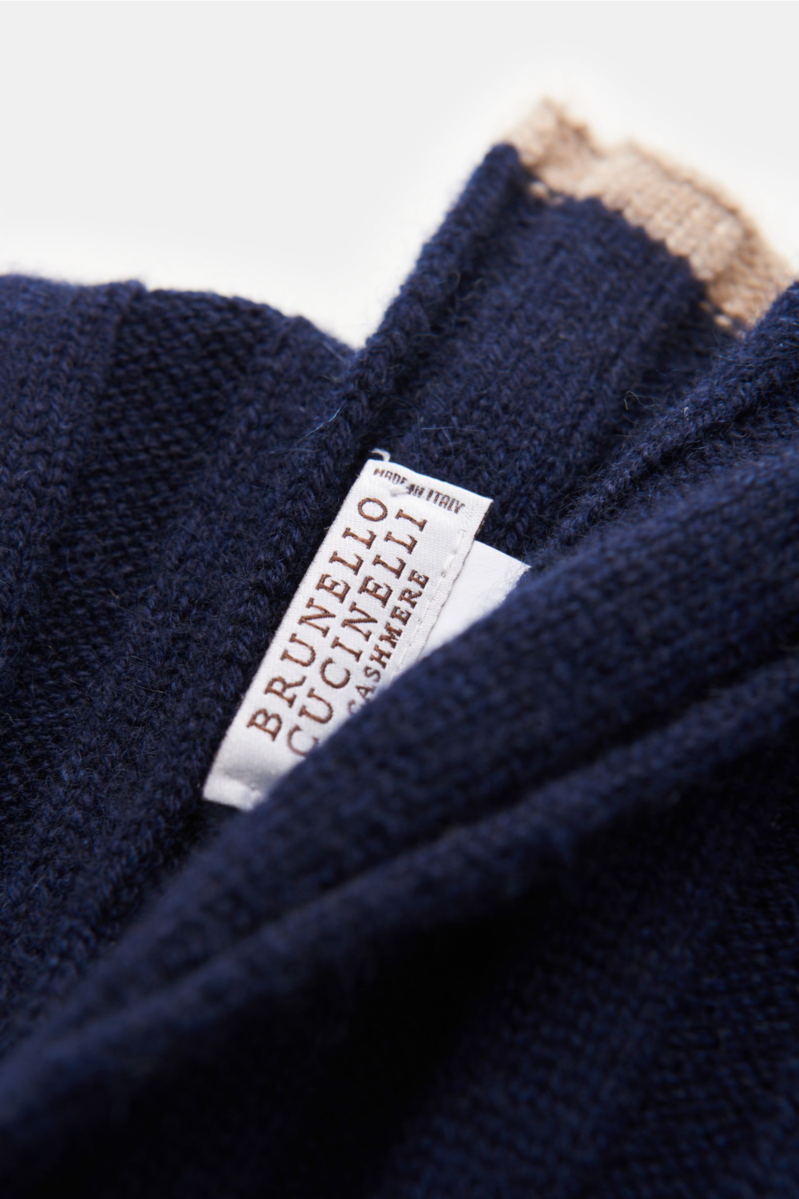 Nahaufnahme des Brunello Cucinelli Cashmere Schal navy, aus reinem Cashmere mit weichem Griff, breitem Rippstrick und kontrastfarbigen Kanten.