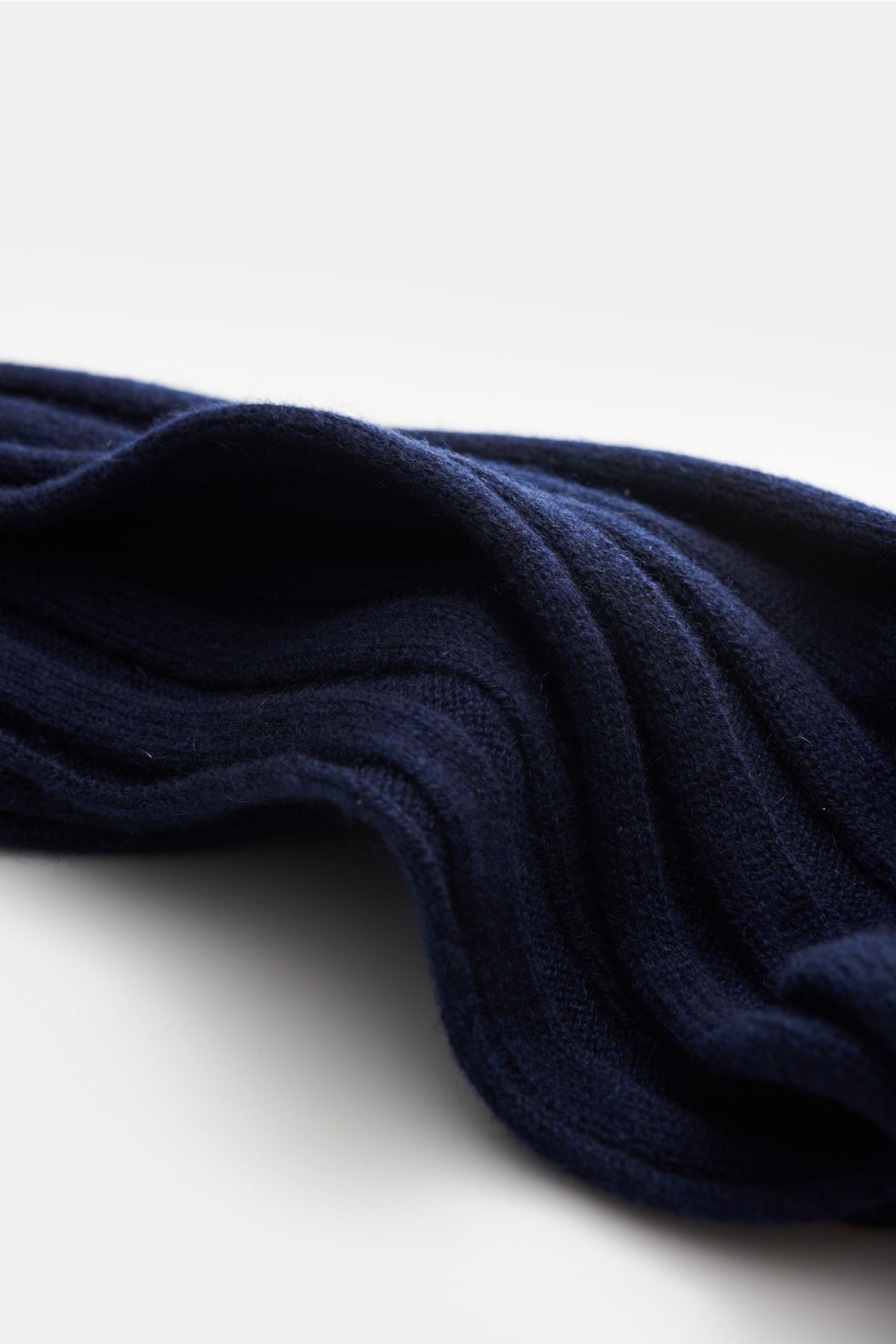 Brunello Cucinelli Cashmere Schal navy, liegend fotografiert, breiter Rippstrick, weicher Griff, reine Cashmere, Kontrastkante, ca. 155x26 cm.