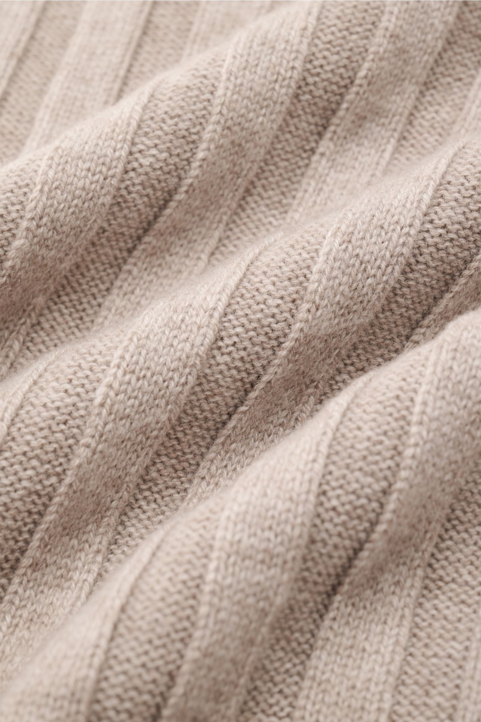 Brunello Cucinelli Cashmere Schal taupe meliert in Nahaufnahme, breites Rippstrickmuster, weicher Griff, Kontrastkante, reiner Cashmere, ca. 155x26 cm.