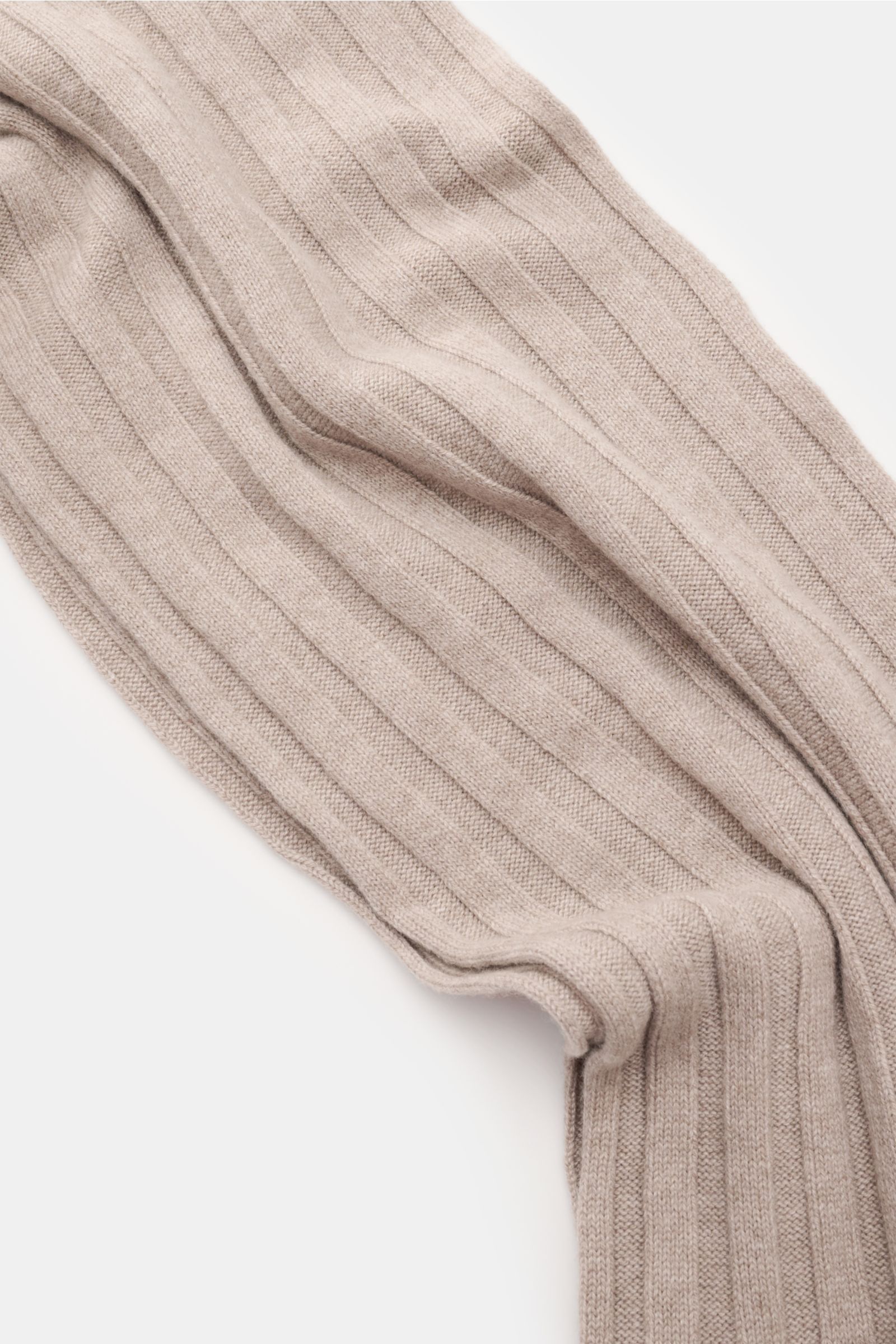 Brunello Cucinelli Cashmere Schal taupe meliert, breiter Rippstrick, weich, kontrastfarbige Kanten, Detailansicht aus schräger Perspektive, Maße ca. 155x26 cm.