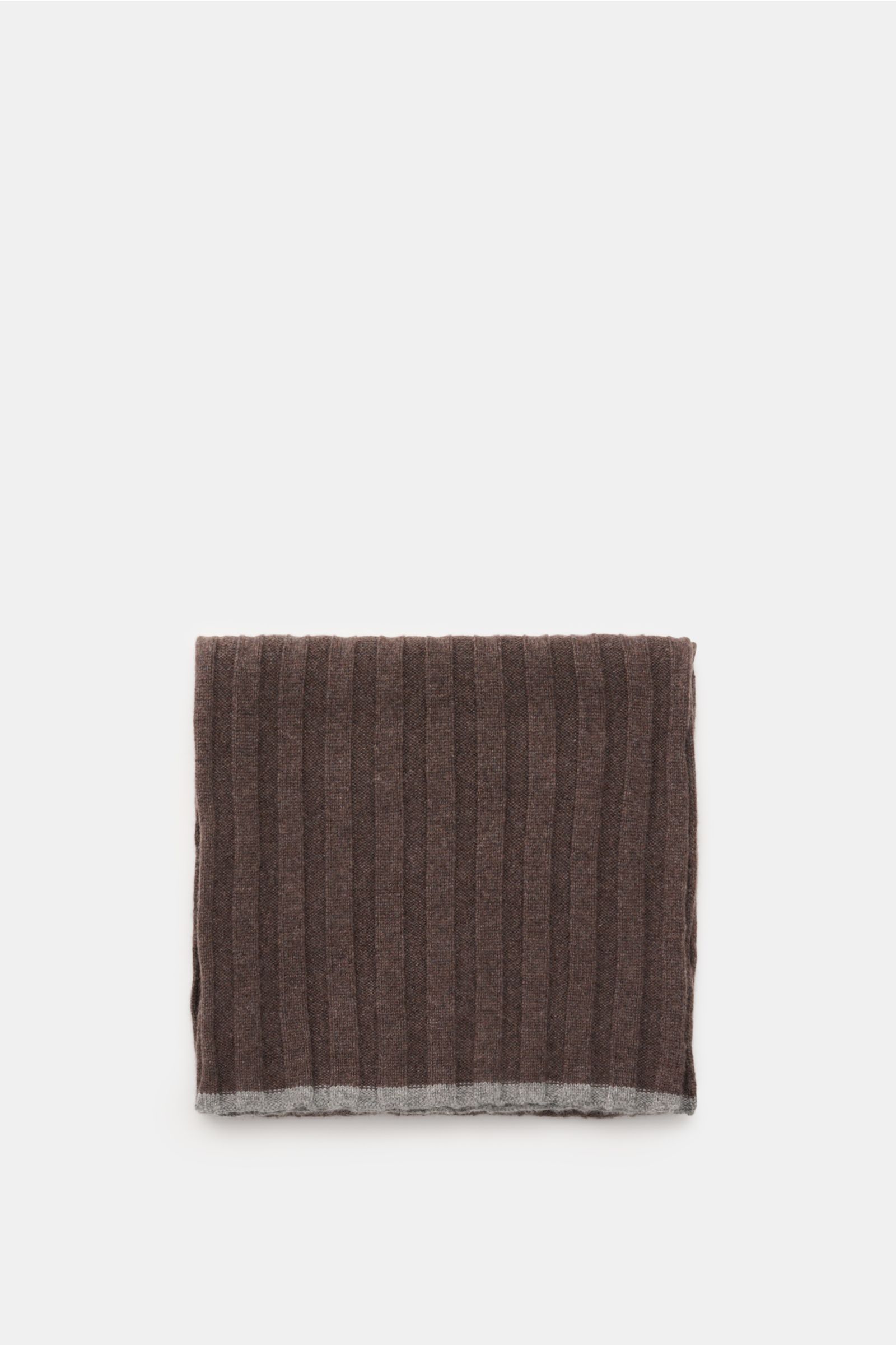 Brunello Cucinelli Cashmere Schal braun meliert folded flat, top-down view showing ribbed texture and contrast edge in soft pure cashmere. Ein edler Allrounder für die kühle Saison: Dieser Schal von BRUNELLO CUCINELLI aus reinem Cashmere überzeugt mit 