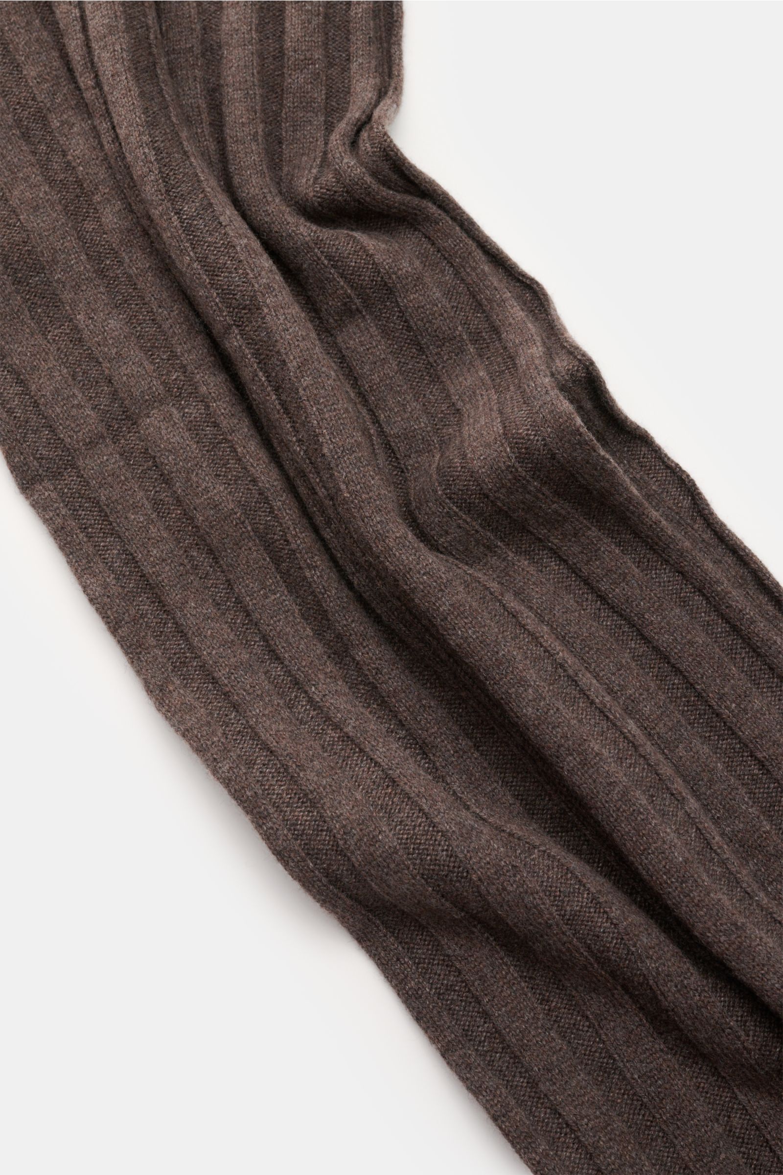 Close-up top view of the Brunello Cucinelli Cashmere Schal braun meliert, a brown melange rib-knit pure cashmere scarf with soft touch and contrasting edges.

Ein edler Allrounder für die kühle Saison: Dieser Schal von BRUNELLO CUCINELLI aus reinem Cas