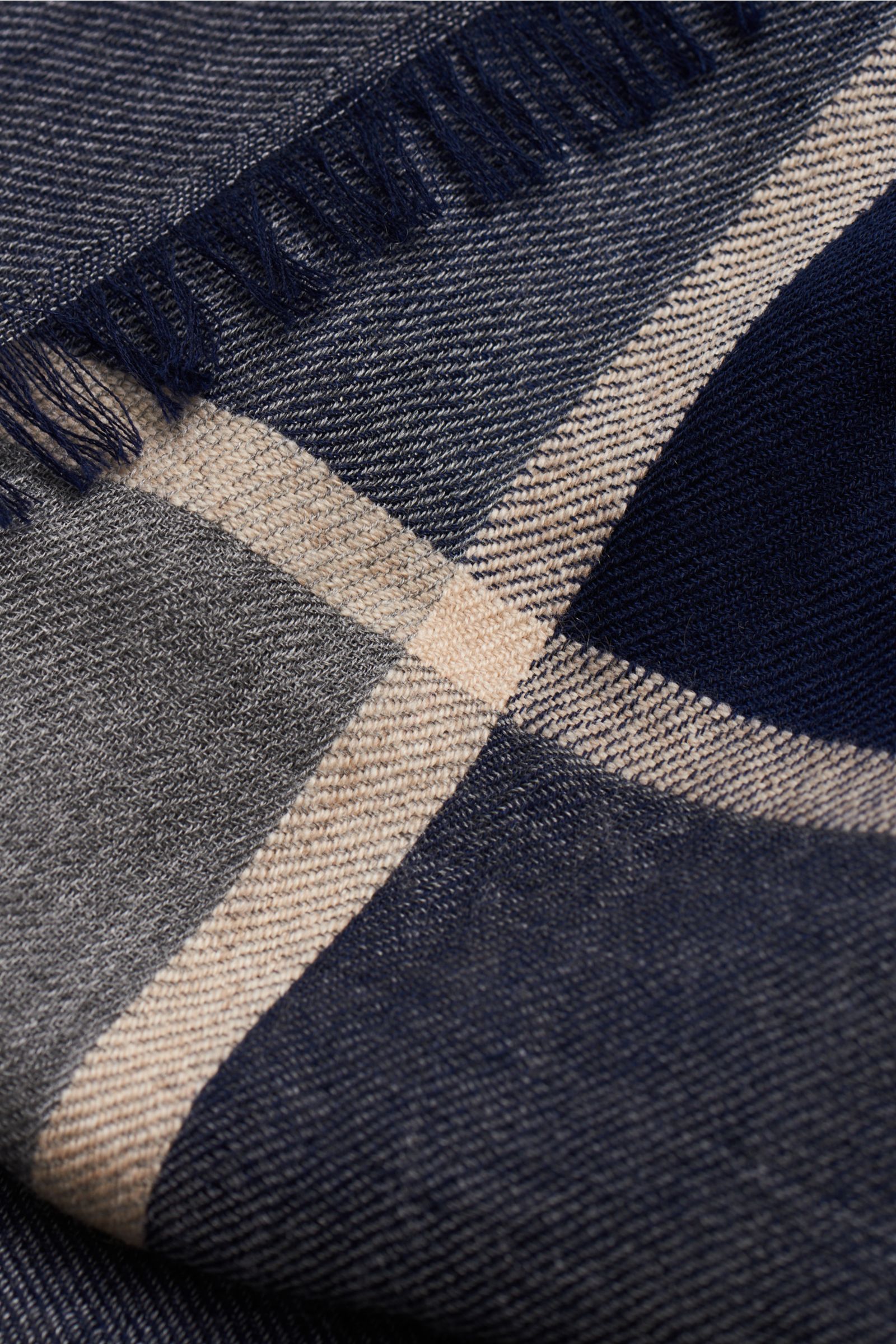 Brunello Cucinelli Schal navy/grau aus Cashmere und Seide, Bicolor-Design mit schmalem Fransensaum, Detailaufnahme von schräg oben, weich und edel.