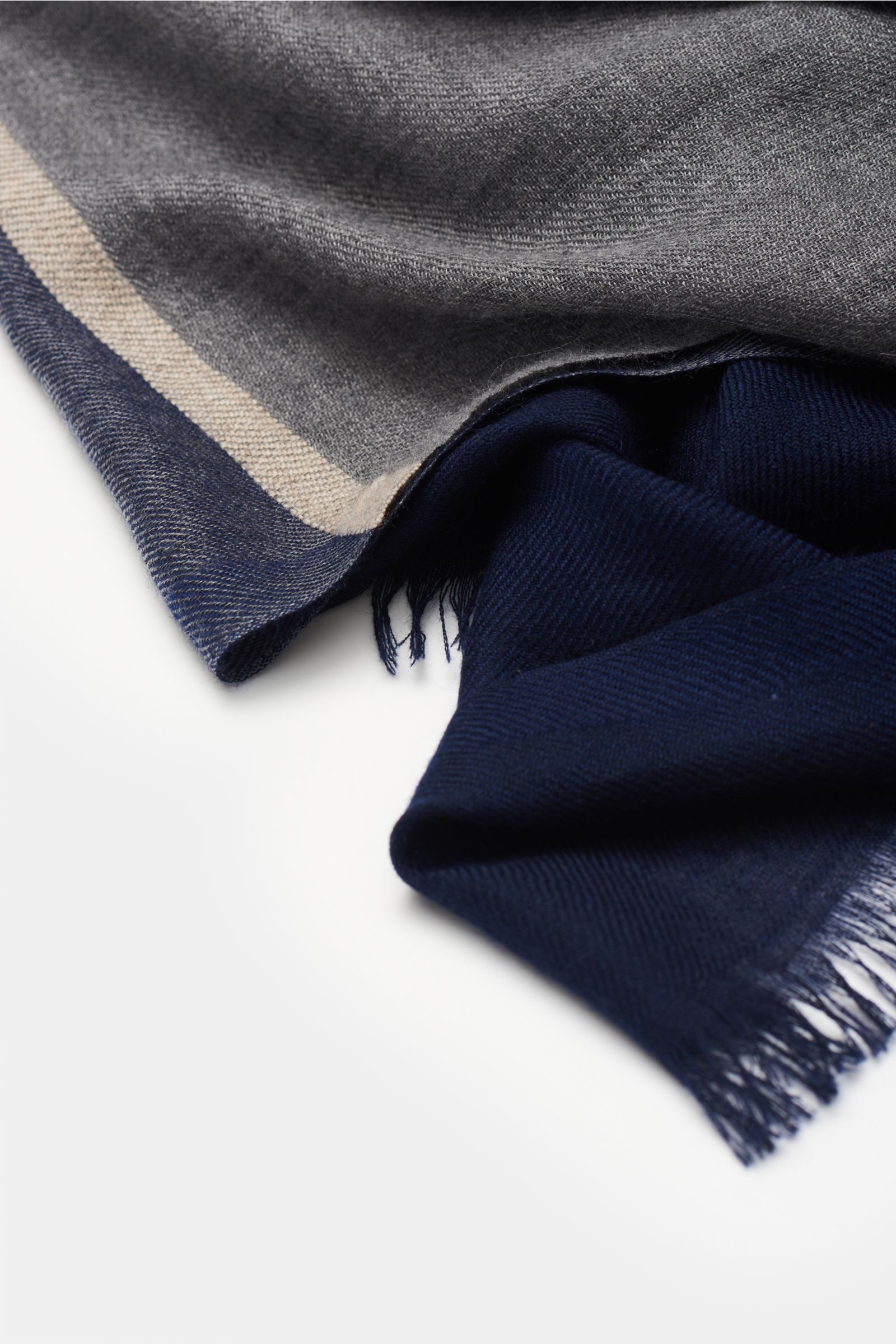 Brunello Cucinelli Schal navy/grau aus Cashmere und Seide, Bicolor-Design mit Fransensaum, nah von oben fotografiert, weich und ca. 182x74 cm.