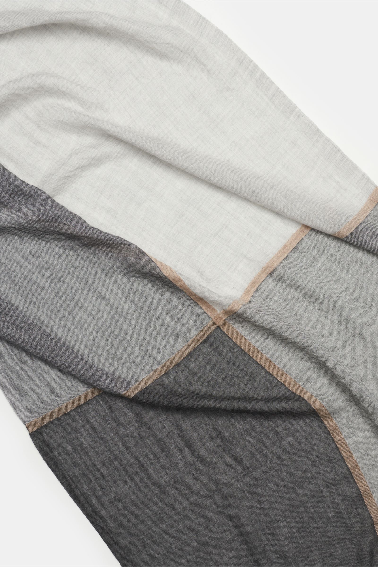 Brunello Cucinelli Schal grau/dunkelgrau, schräg von oben fotografiert, aus weichem Cashmere-Seiden-Mix, Bicolor-Design, schmaler Fransensaum.