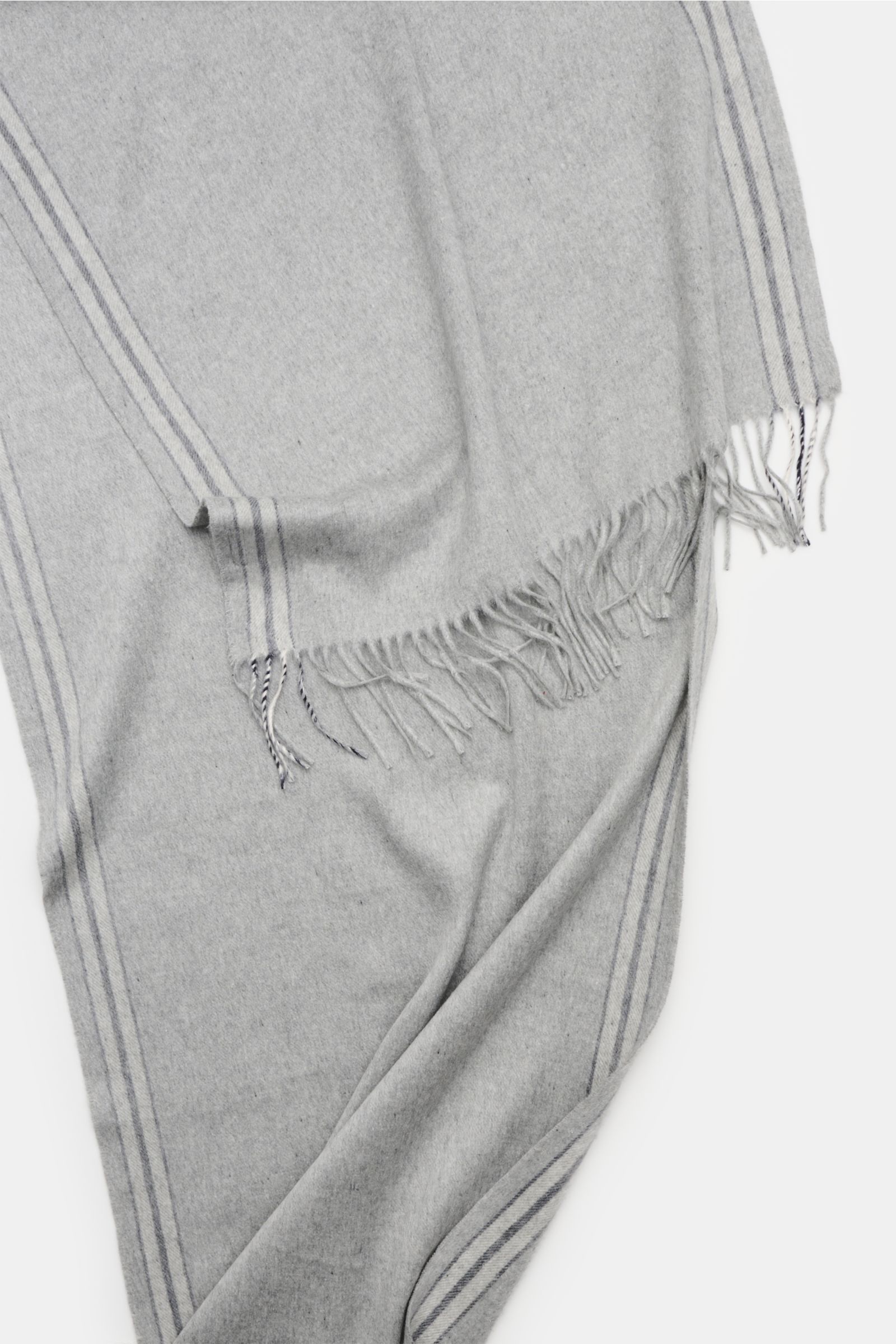 Brunello Cucinelli Seidenschal navy/grau/bordeaux shown from above, laid flat to display reine Seide, very soft texture, narrow contrast stripes, fringed hem, size approx. 155 cm x 48 cm.
