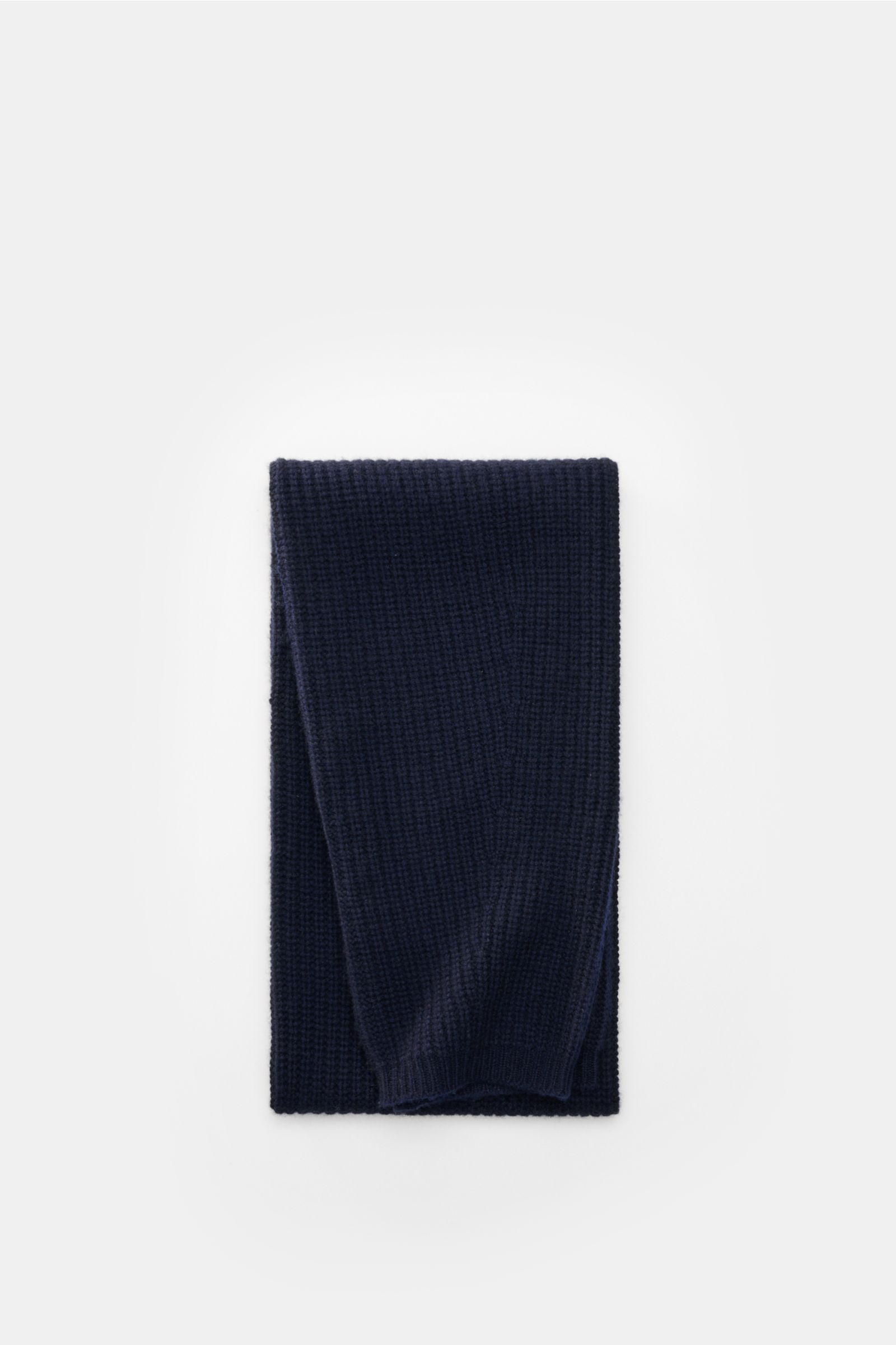 Lisa Yang Cashmere Schal 'Marseille' navy, voluminös, gerippt, patentgestrickt, offen gerippte Enden, liegend von oben fotografiert, ca. 170x23 cm.