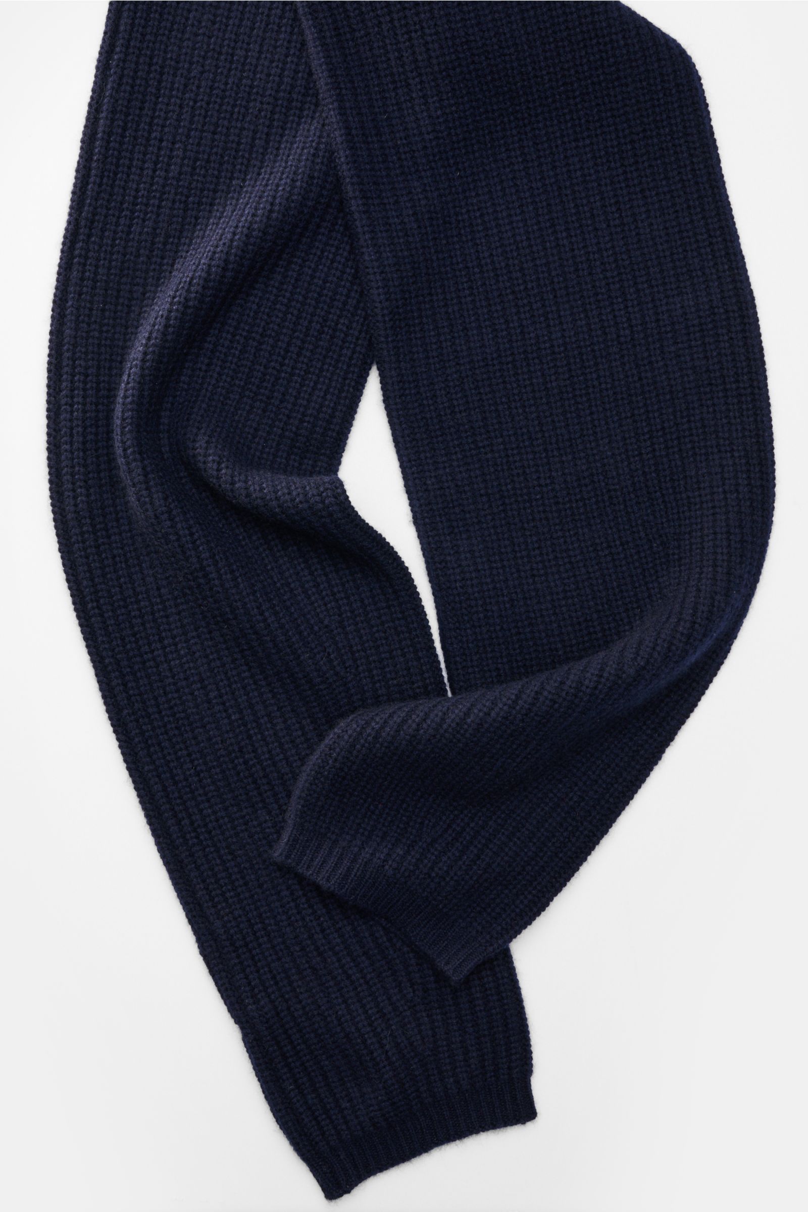 Lisa Yang Cashmere Schal 'Marseille' navy, voluminös, gerippt, superweich, Patent-Strick, offene Rippstrick-Abschlüsse, flach von oben fotografiert.