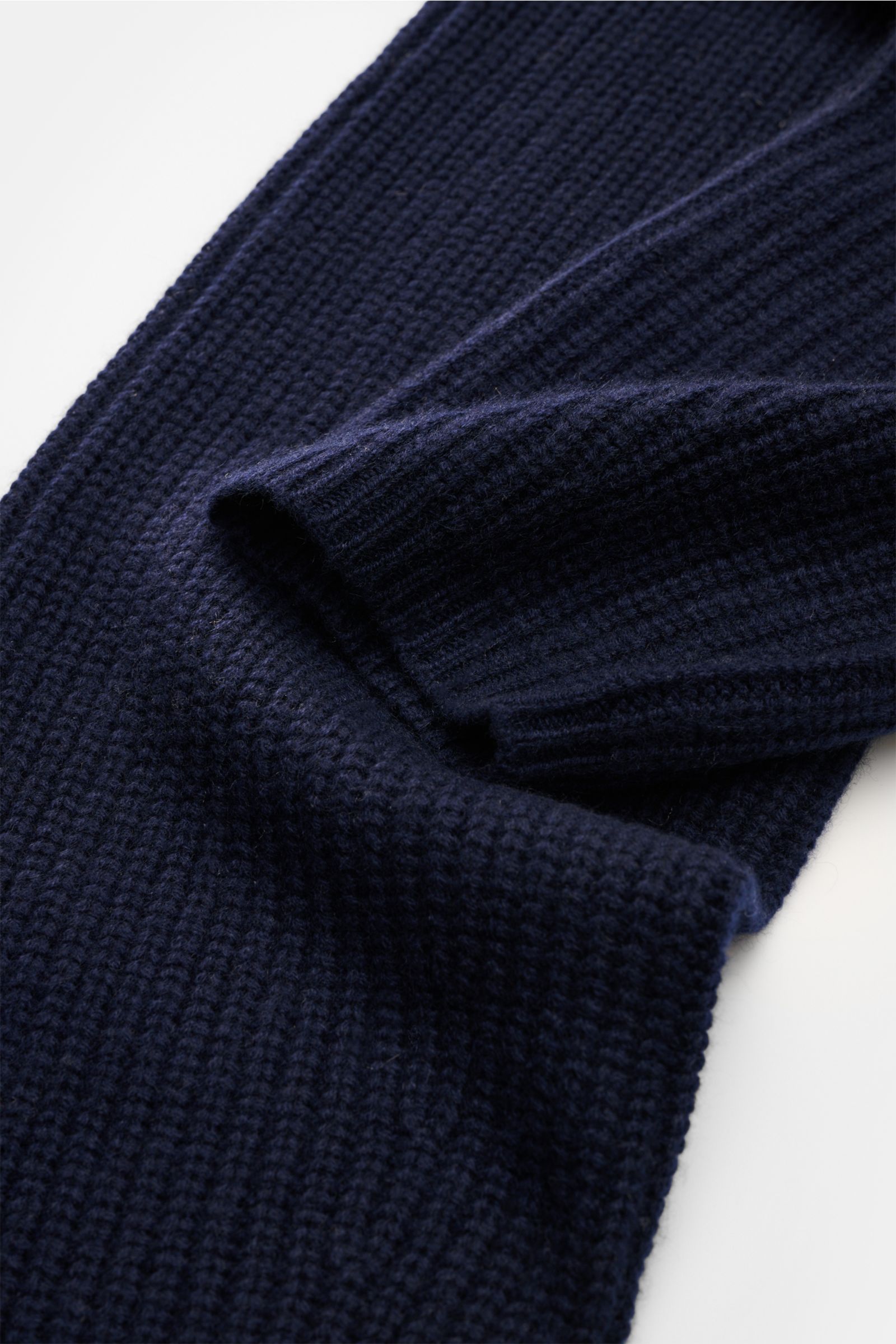 Lisa Yang Cashmere Schal 'Marseille' navy, Nahaufnahme von oben, voluminöses, patentgestricktes, reines Cashmere mit offener Rippstrickkante.