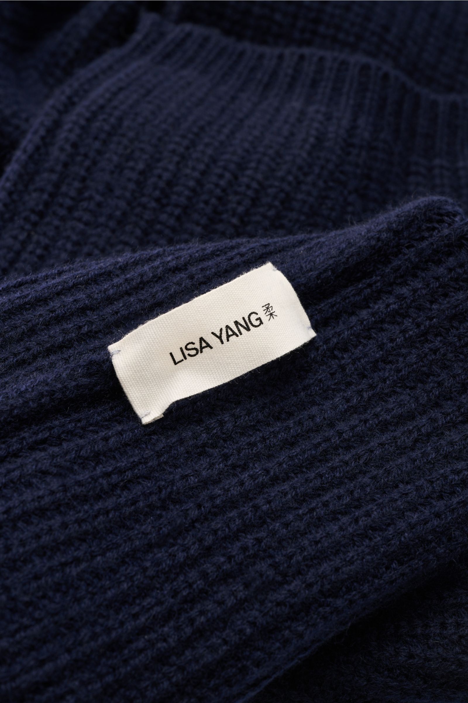 Lisa Yang Cashmere Schal 'Marseille' navy, Detailaufnahme von oben, voluminös gerippt, reiner weicher Cashmere mit Label sichtbar.