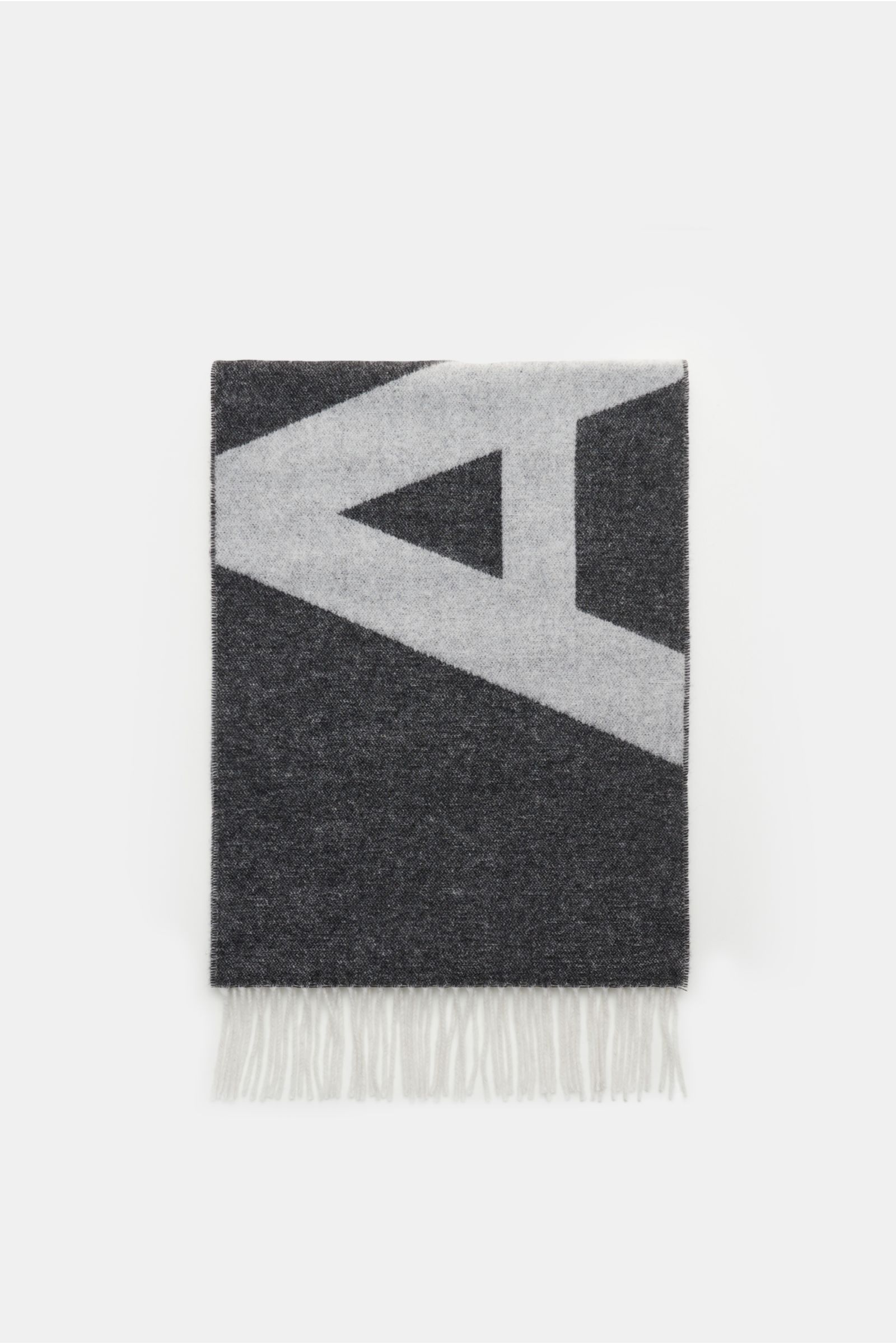 A.P.C. Schal schwarz/offwhite, von oben fotografiert, Mix aus Wolle und Microfaser, weicher Griff, Doubleface-Design, großes A.P.C.-Logo, Fransen, ca. 205x38 cm.