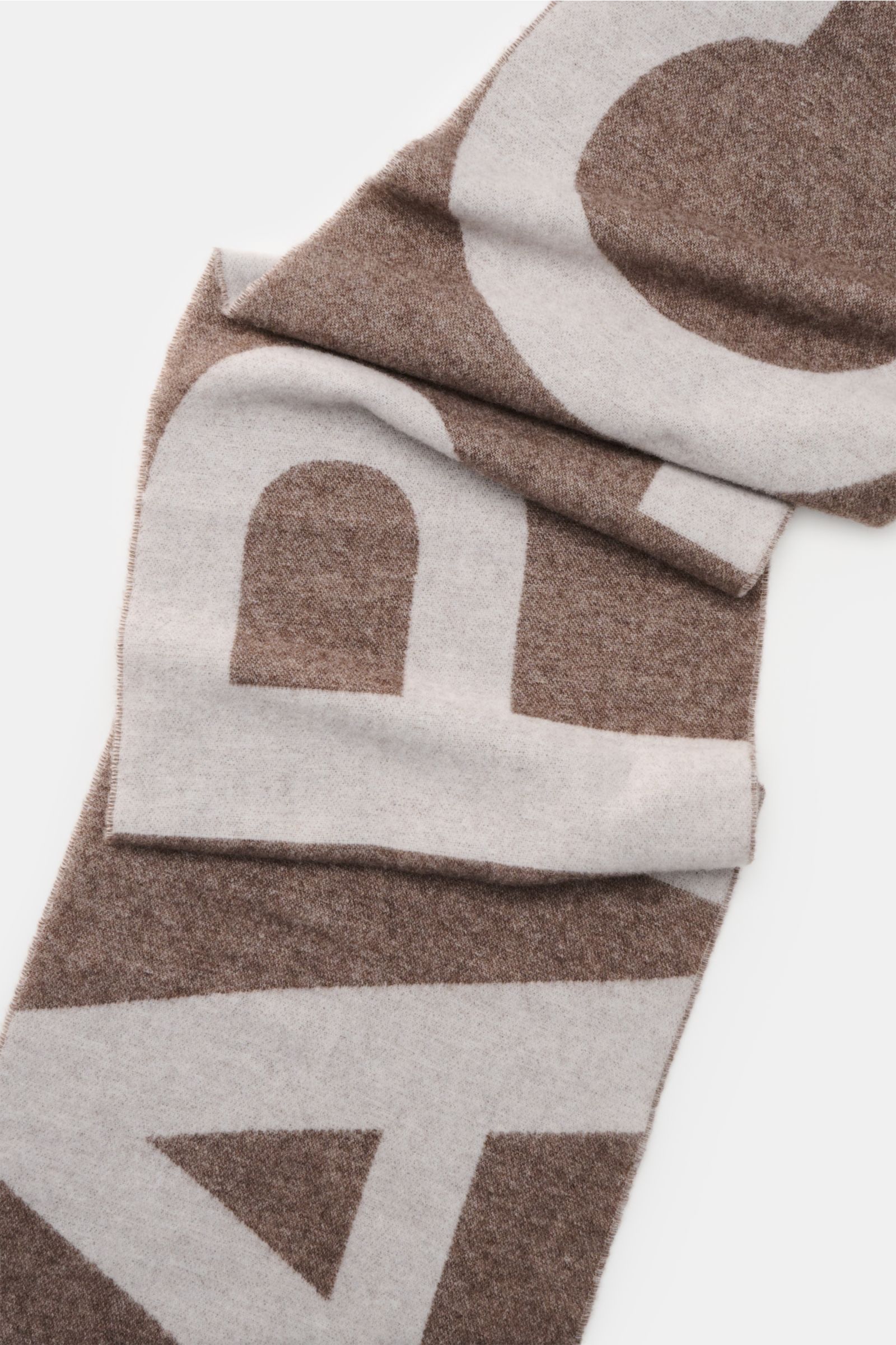 A.P.C. Schal braun/offwhite liegend von oben fotografiert, Mix aus Wolle und Microfaser, weicher Griff, Doubleface-Design, großflächiges Logo, Fransensaum, ca. 205x38 cm.