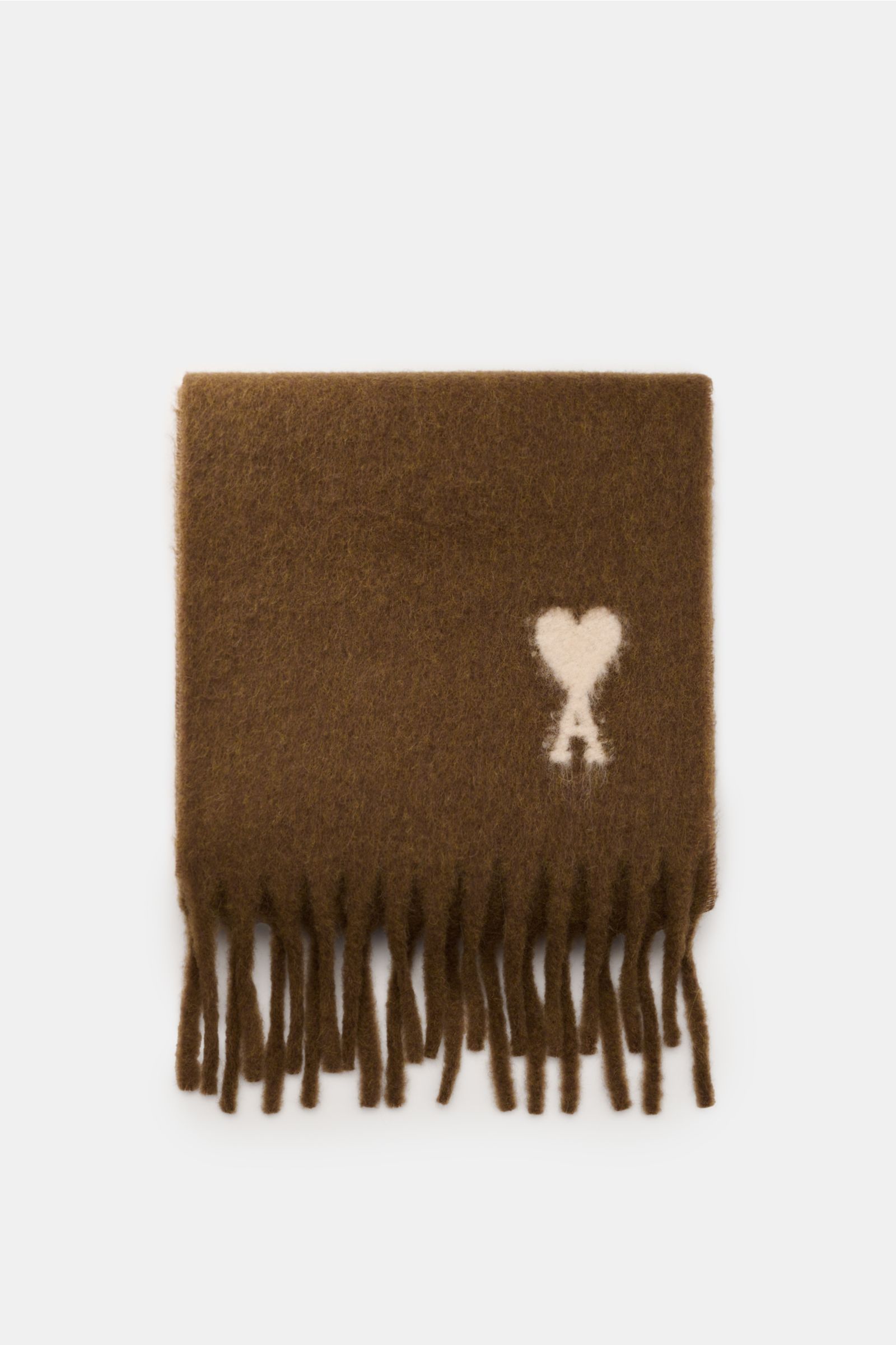 Gefalteter Ami Paris Schal khaki meliert aus supersoftem Alpakawoll-Mix mit Fransen und markentypischem Herz-Monogramm, frontal fotografiert.