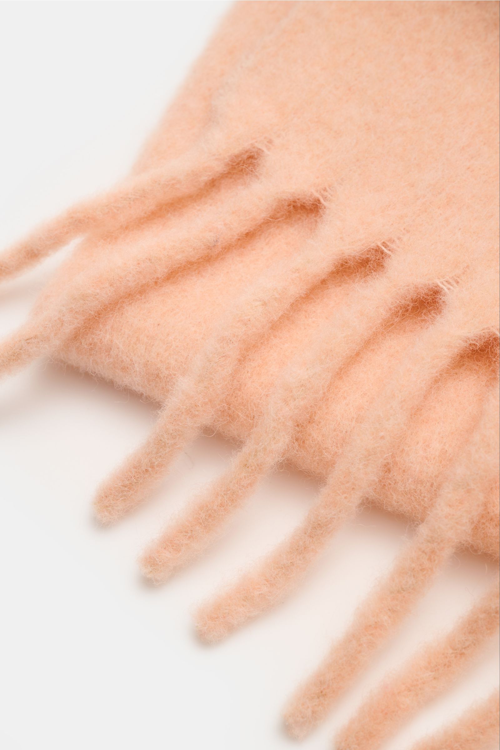 Close-up front view of Ami Paris Scarf rose in soft alpaca wool blend with fringed edges, highlighting its texture and color

A minimalist classic: This long scarf by AMI PARIS in a super soft alpaca wool blend with signature monogram perfectly complem