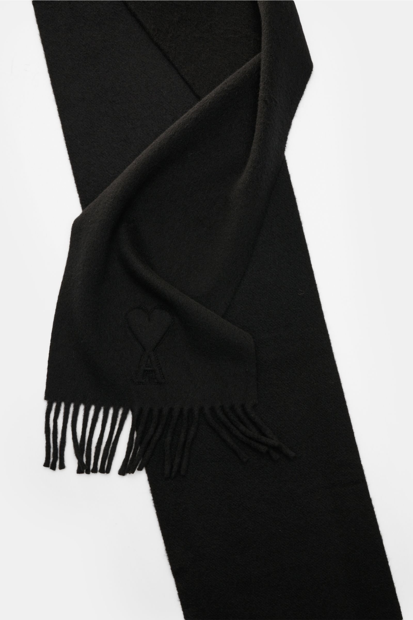 Ami Paris Schal schwarz aus gewalkter Wolle mit erhabenem 'Ami de Cœur'-Logo, weicher Griff, Fransenkante, frontal liegend fotografiert.