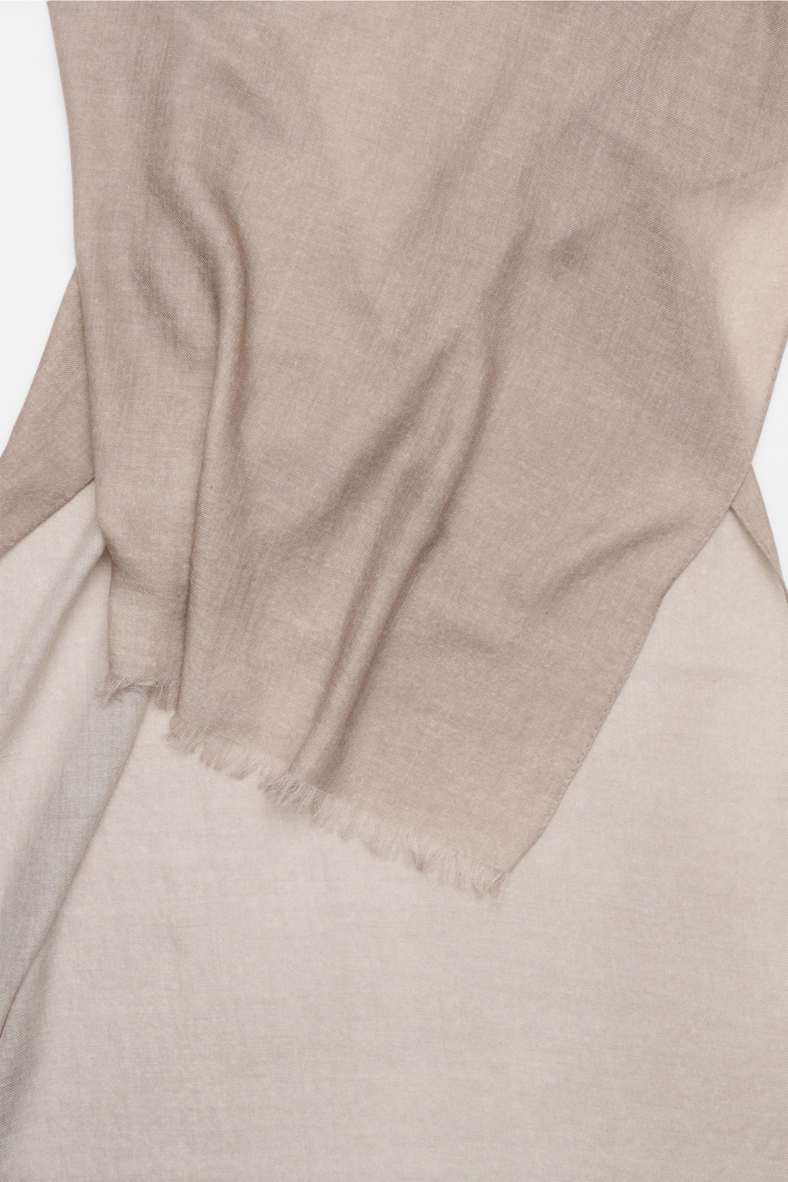 Colombo Schal taupe aus edlem Cashmere und Seide, weicher Griff, sehr leicht, schmale Fransenkante, ca. 196x70 cm, liegend von oben fotografiert.
