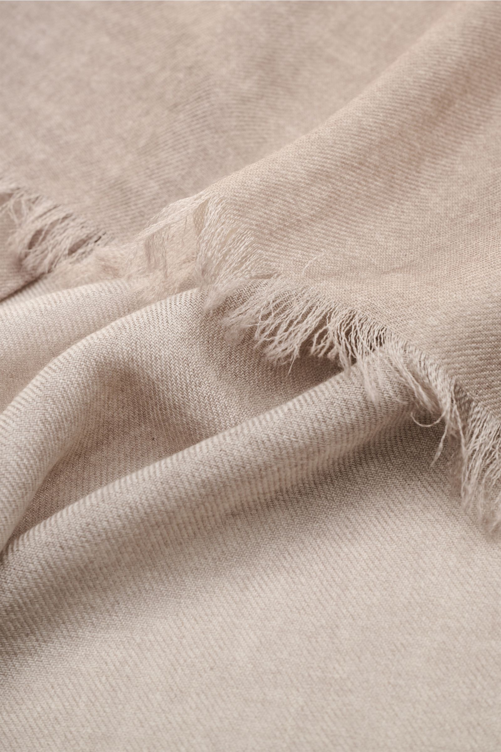 Colombo Schal taupe aus edlem Cashmere und Seide mit softem Griff, schmaler Fransenkante, sehr leichter Qualität, ca. 196x70 cm, Nahaufnahme