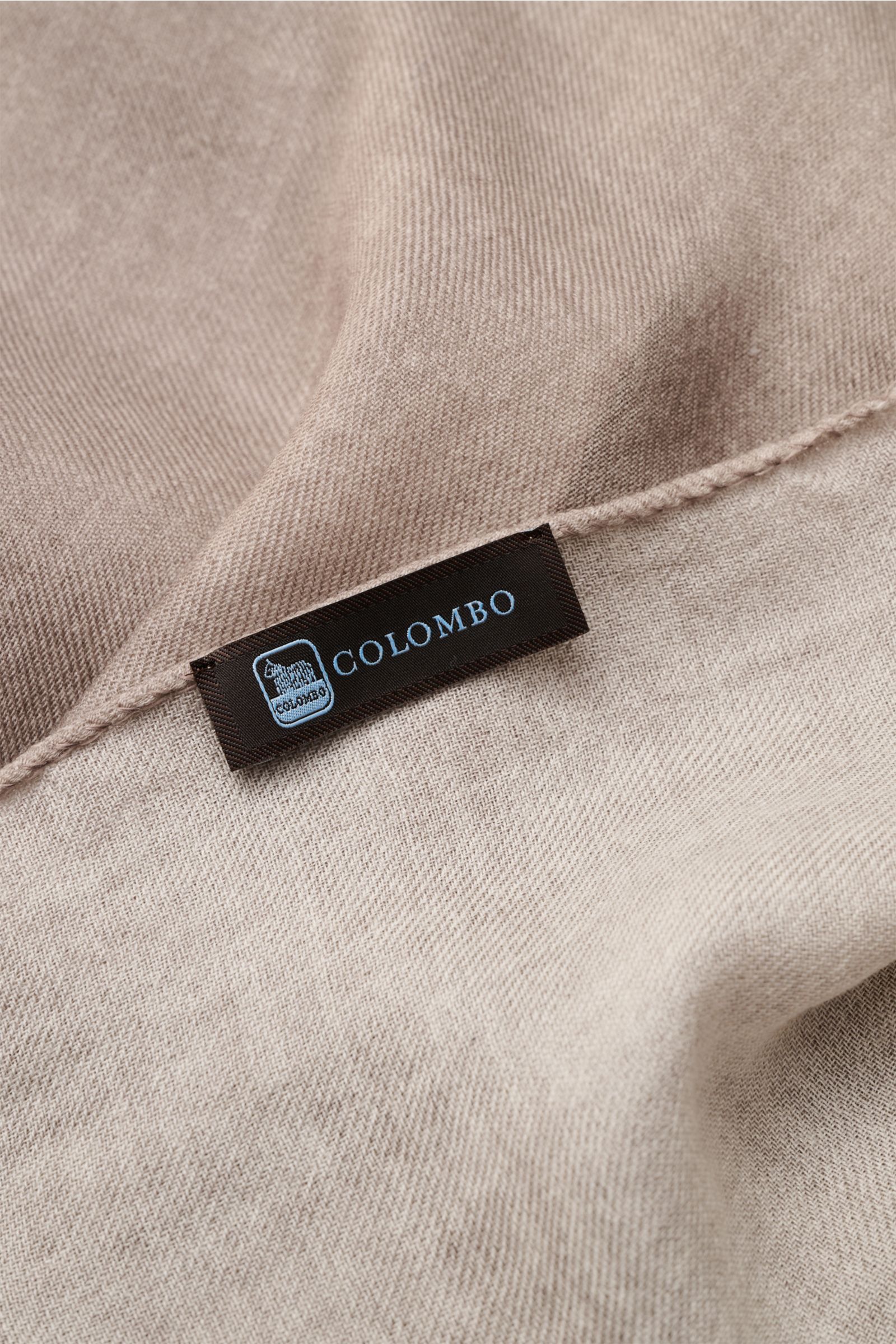 Nahaufnahme des Colombo Schal taupe aus edlem Cashmere und Seide mit softem Griff, leichter Qualität, schmaler Fransenkante, ca. 196 x 70 cm.