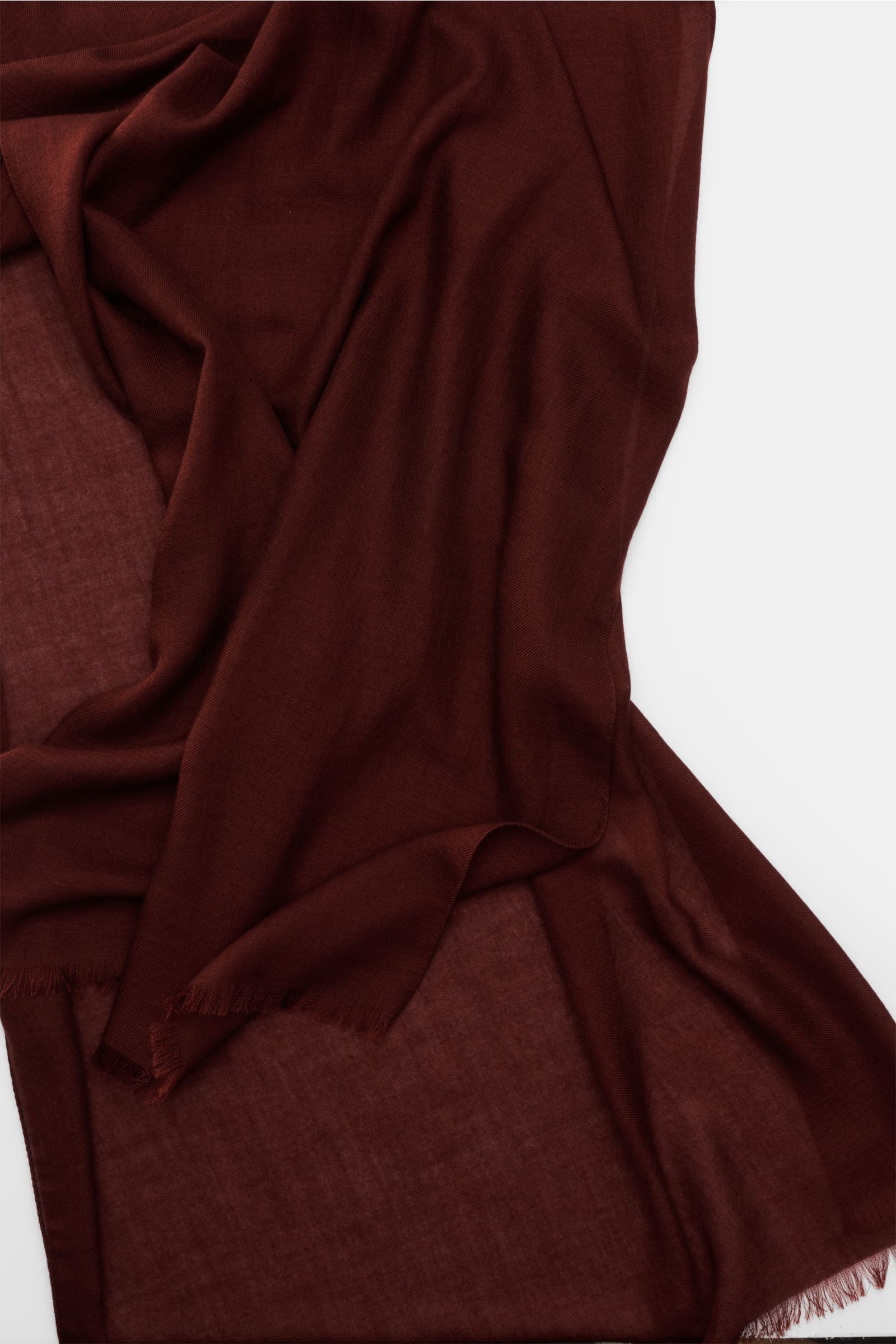 Colombo Schal rotbraun shown from above, draped to display rollierte Kanten, schmale Fransenkante, soft grip, very light mix of fine cashmere and silk, approx. 196 cm x 70 cm.