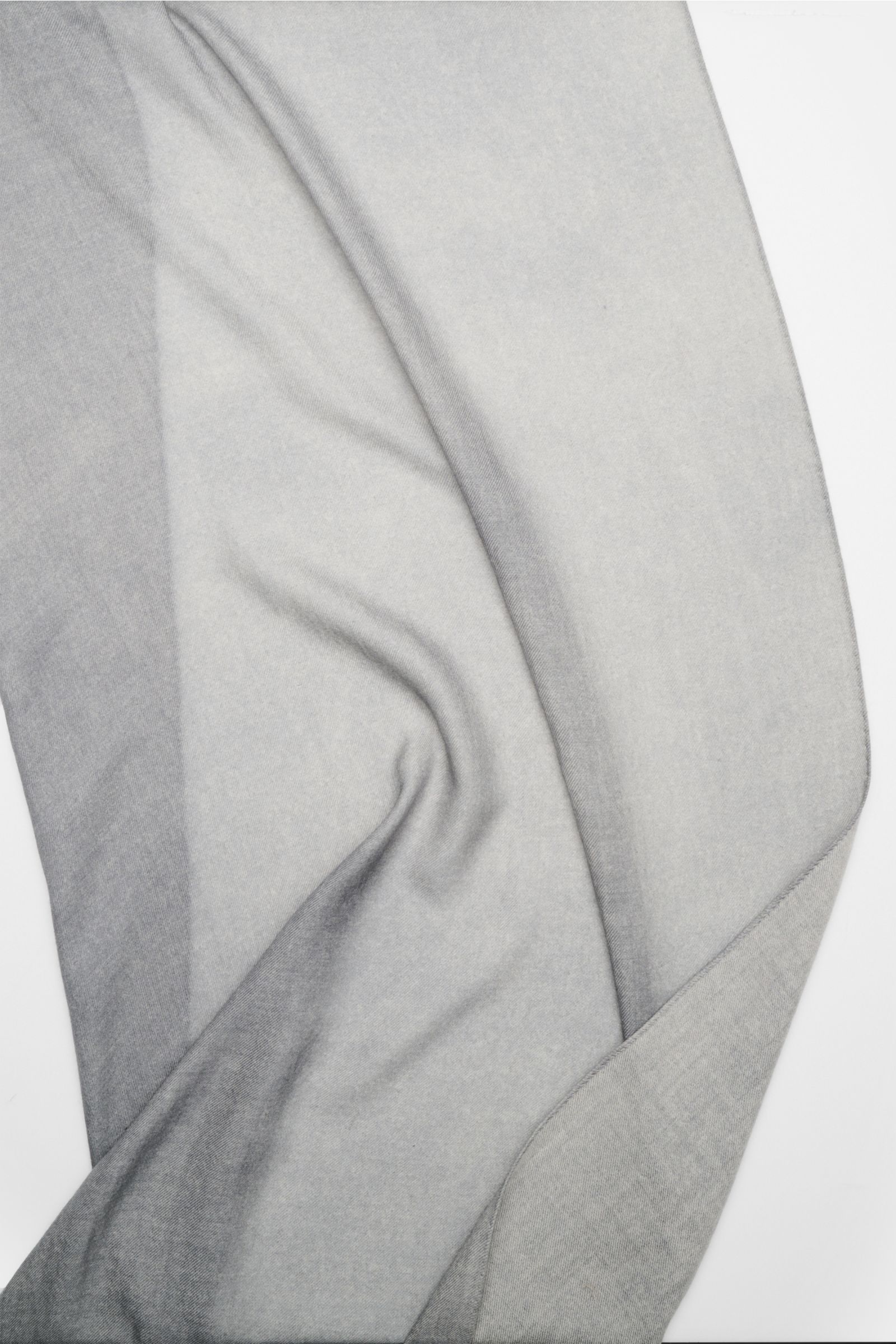 Top-down view of the Colombo Scarf grey showing its fine cashmere and silk blend, soft feel, very lightweight fabric, narrow fringed edges, and dimensions of approx. 196 cm x 70 cm.