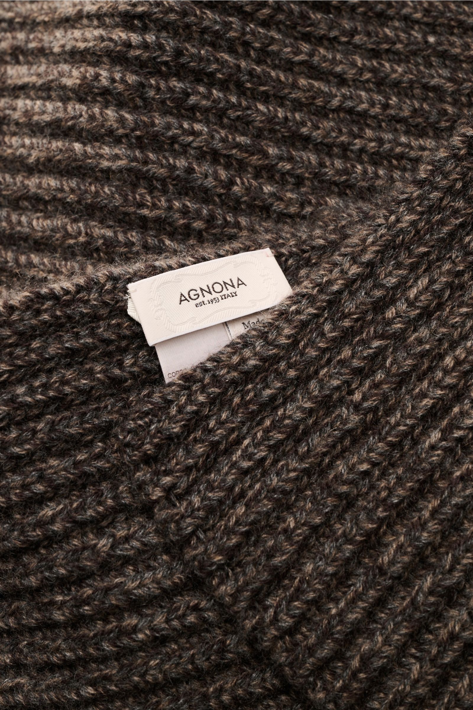 Agnona Cashmere Schal graubraun meliert in Nahaufnahme, mittelfeines Patent-Strickmuster, weicher Griff, Schutz vor Wetter, Maße ca. 140x21 cm.
