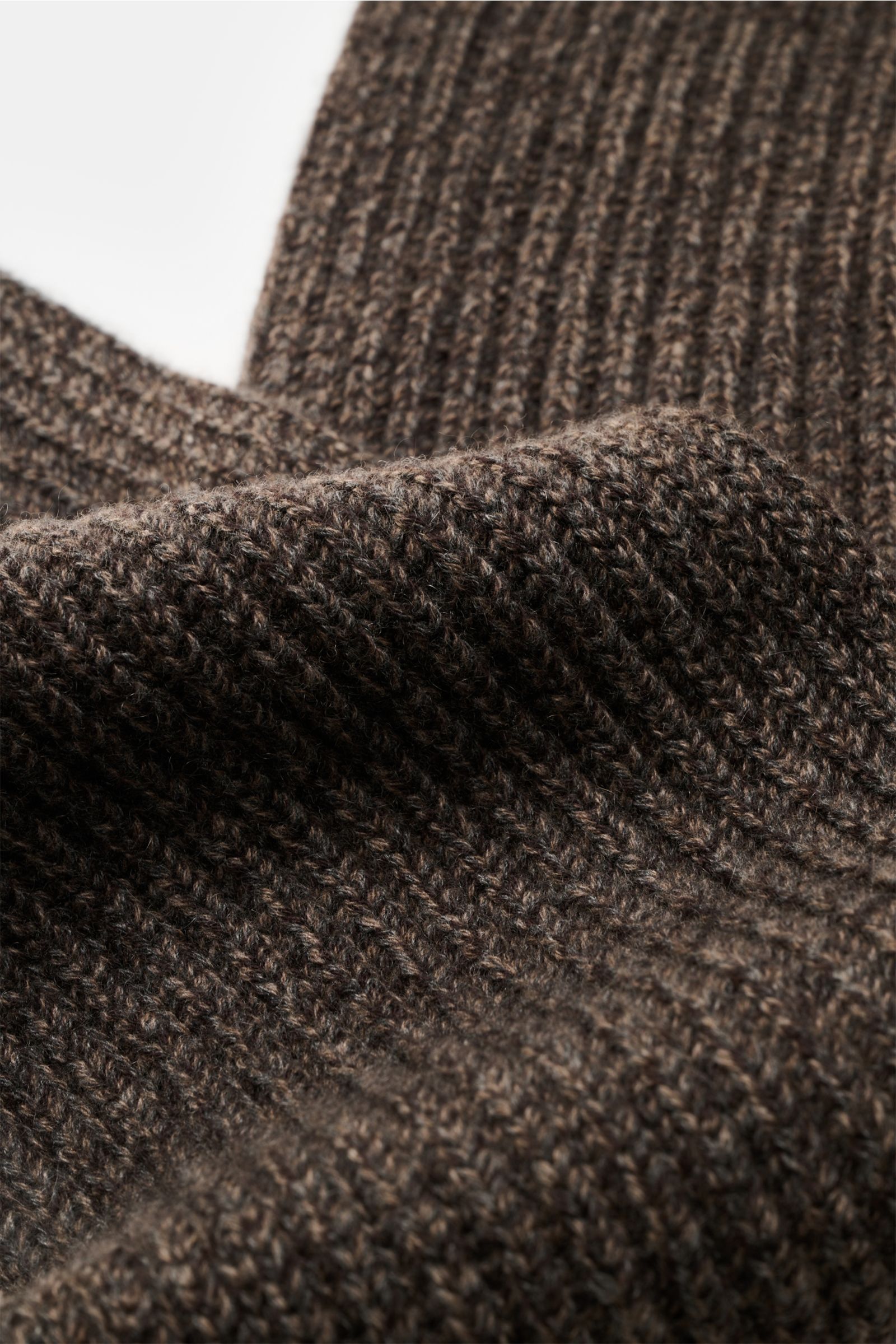 Agnona Cashmere Schal graubraun meliert, Detailaufnahme aus Nahsicht zeigt weiches, mittelfeines Patent-Strickmuster, 140x21 cm, reiner Cashmere.