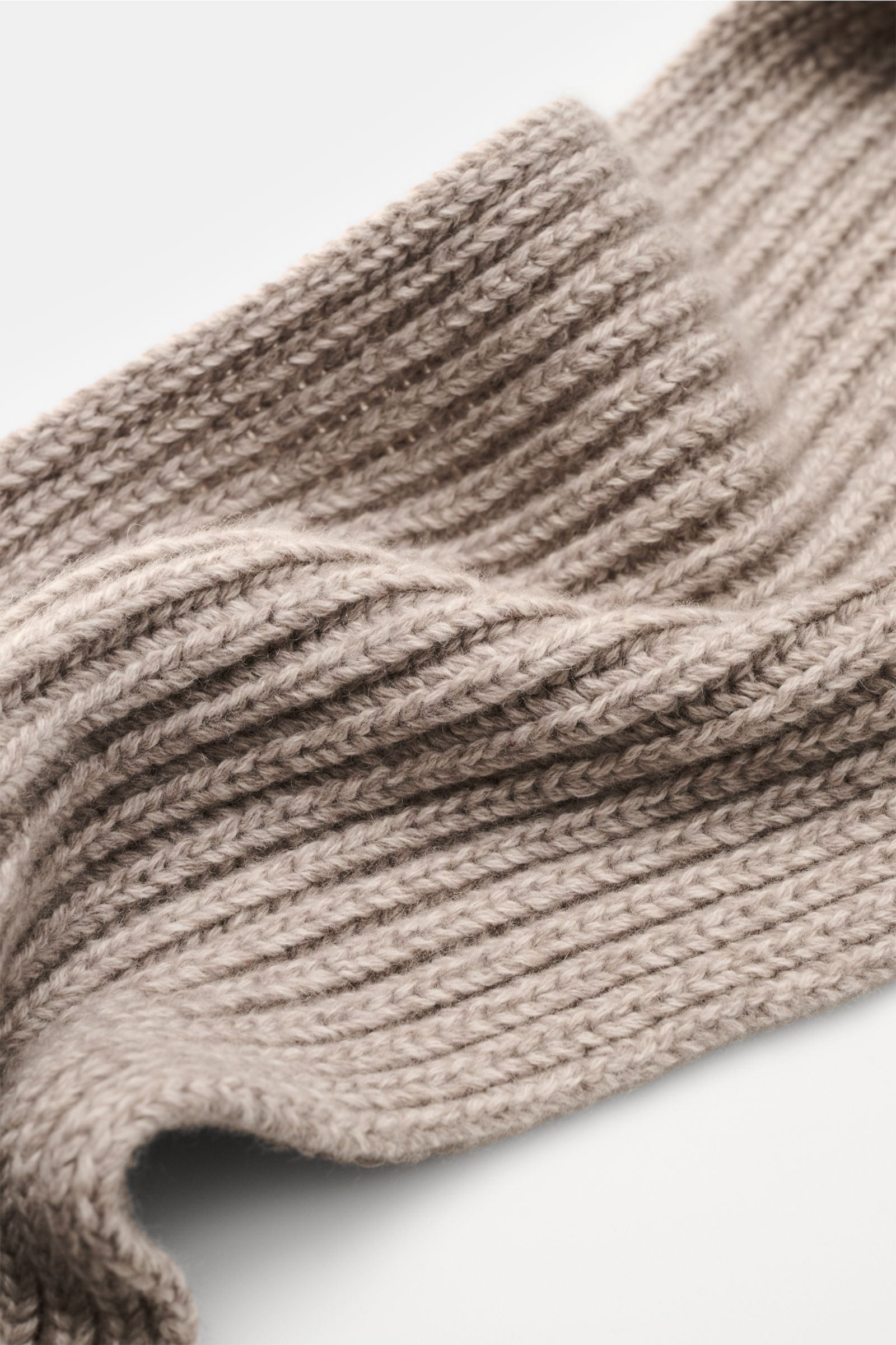 Nahaufnahme aus schräger Perspektive eines Agnona Cashmere Schals sand meliert mit mittelfeinem, weichem Patent-Strickmuster, ca. 140x21 cm.