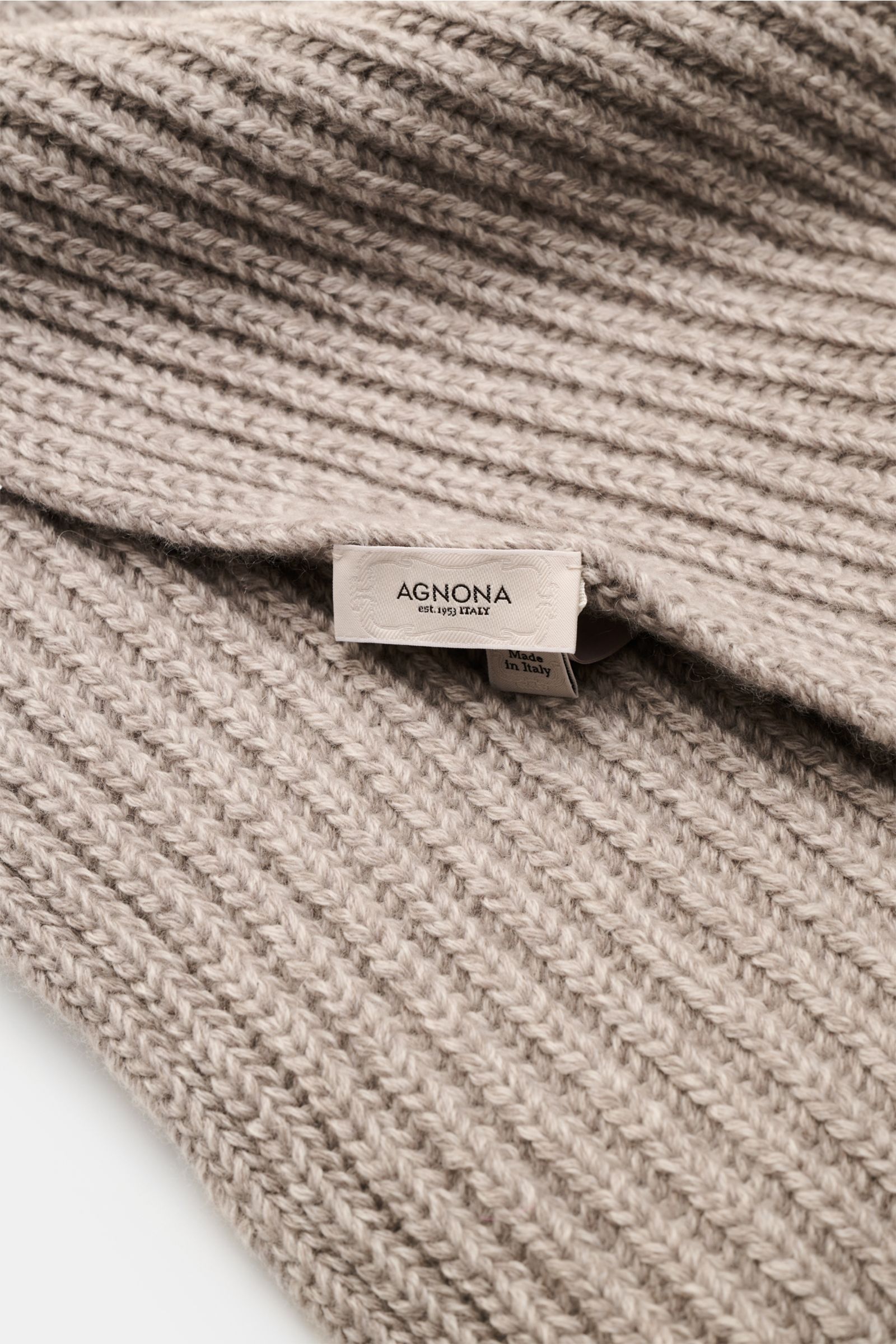 Agnona Cashmere Schal sand meliert in Patent-Strickmuster aus reinem, weichem Cashmere, Detailaufnahme von oben mit sichtbarem Label.