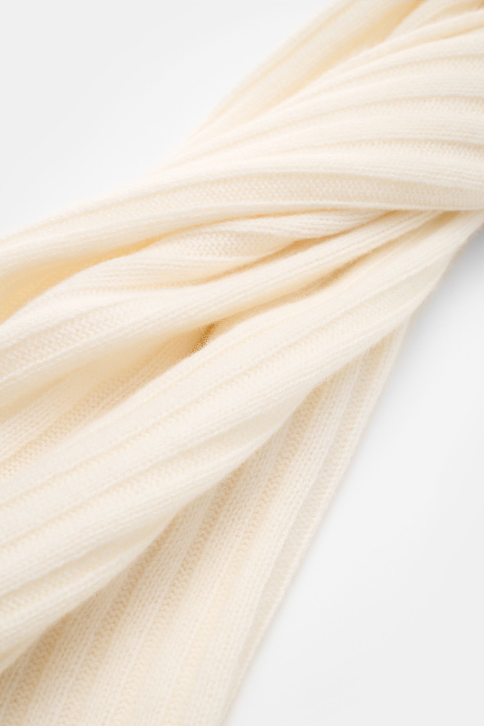 Alt tag (125 characters max): Close-up of FTC Cashmere scarf cream showing wide rib knit pattern and soft texture from a top angle perspective.

Description: 
An elegant, sustainably produced accessory for cold days: This scarf with rib knit pattern by
