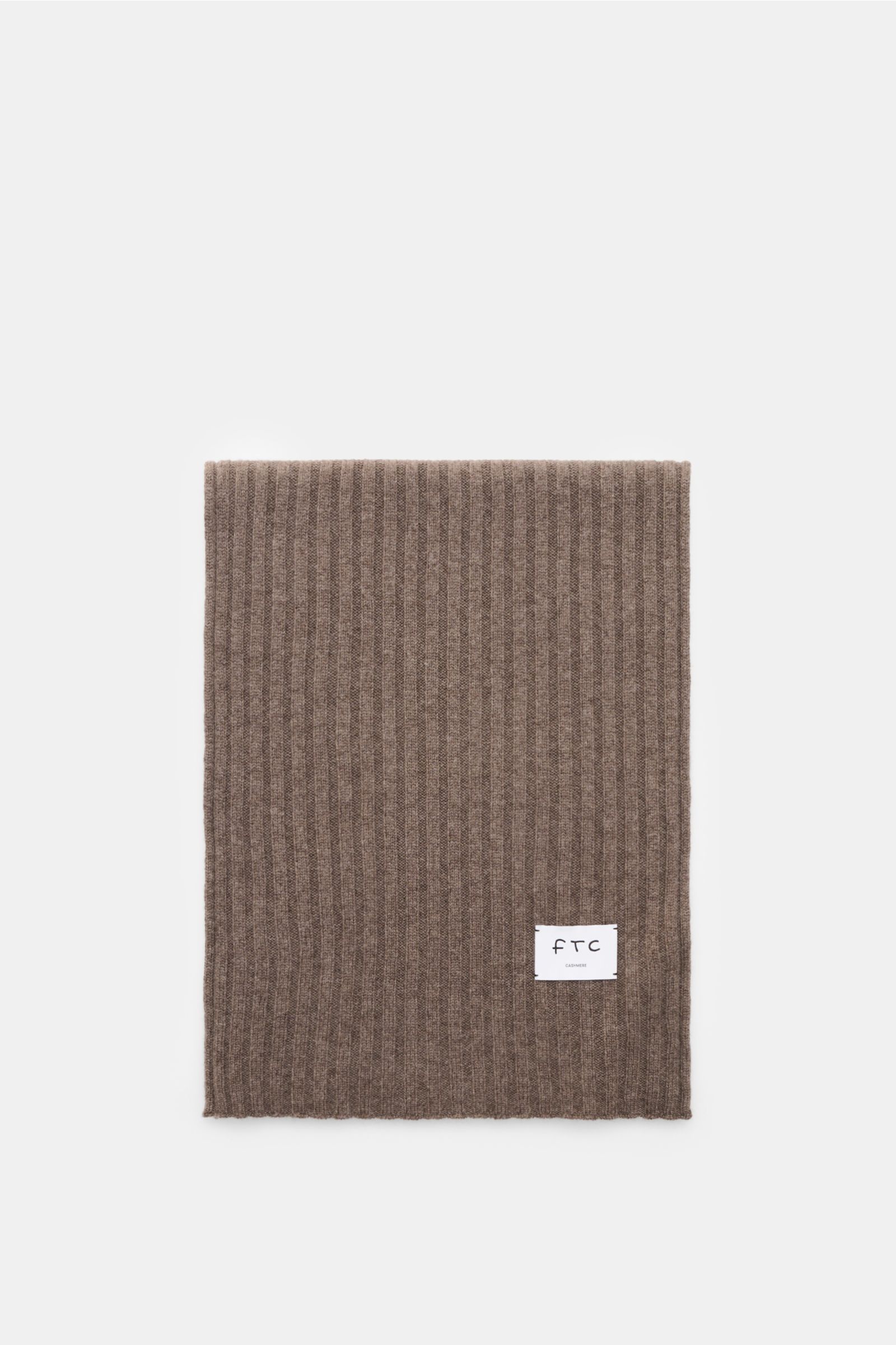FTC Cashmere Schal graubraun mit breitem Rippstrickmuster, weicher Griff, großem Weblabel, flach von oben fotografiert, 185x36 cm, Fair Trade.