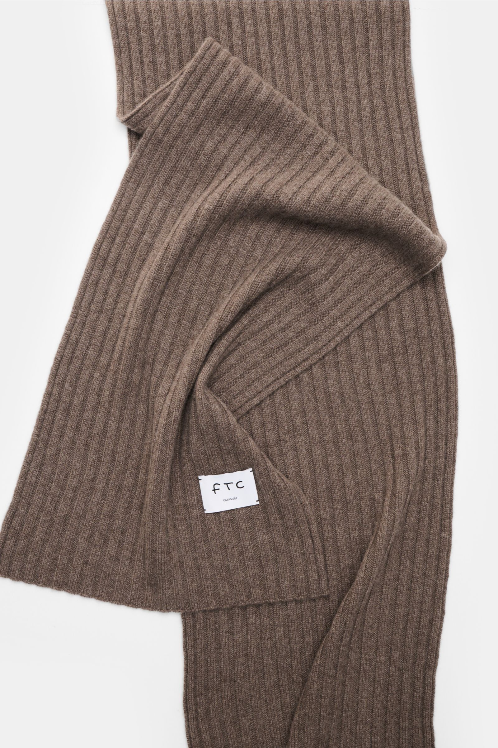 FTC Cashmere Schal graubraun aus reiner Fair Trade Cashmere, breites Rippstrickmuster, weicher Griff, großes Logo-Weblabel, liegend von oben fotografiert.