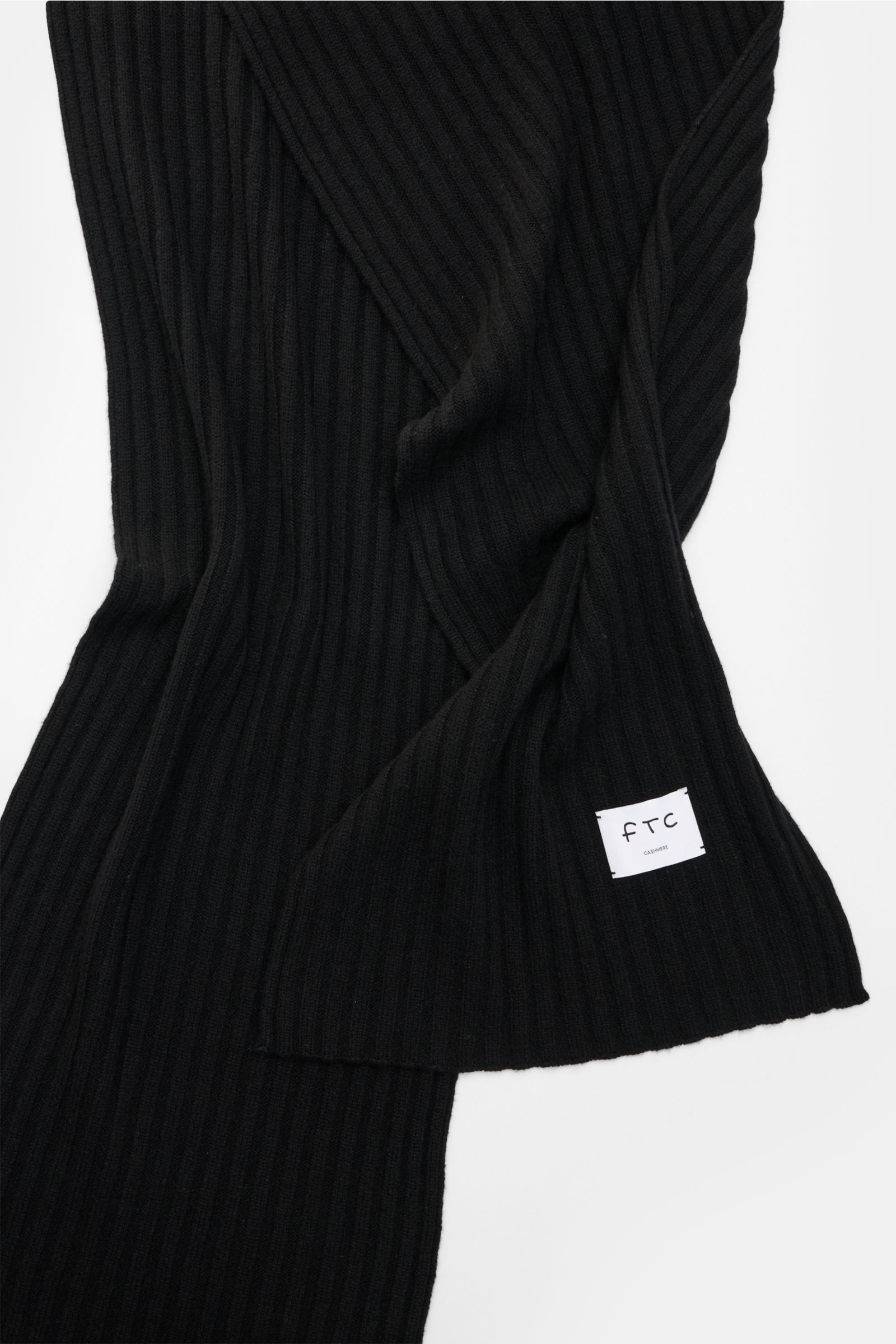Schwarzer FTC Cashmere Schal in breitem Rippstrickmuster mit weichem Griff und großem Weblabel, frontal ausgebreitet fotografiert.