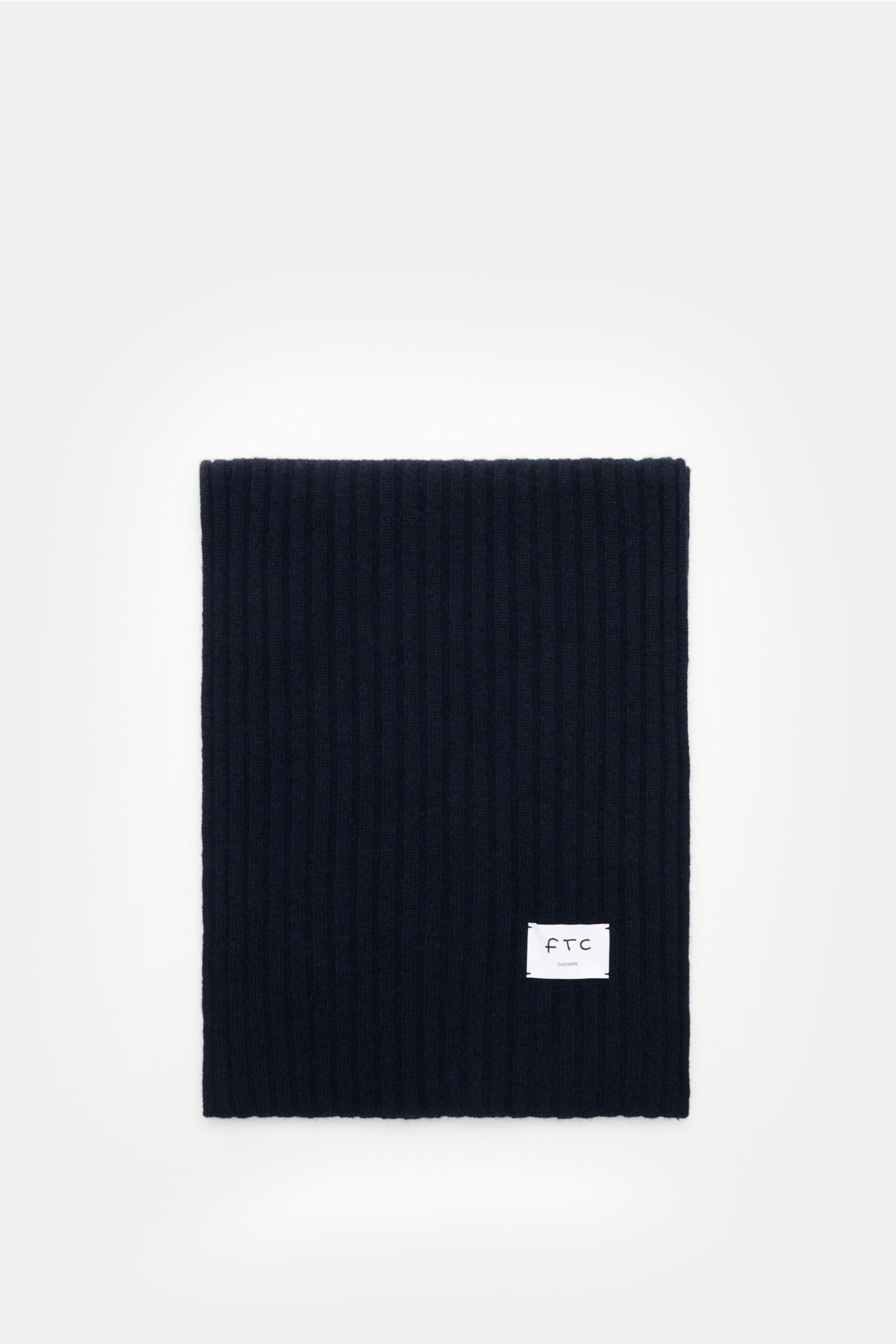 FTC Cashmere Schal navy im breiten Rippstrick, aus reinem Fair Trade Cashmere, weich, mit großem Weblabel, frontal auf weißem Hintergrund.