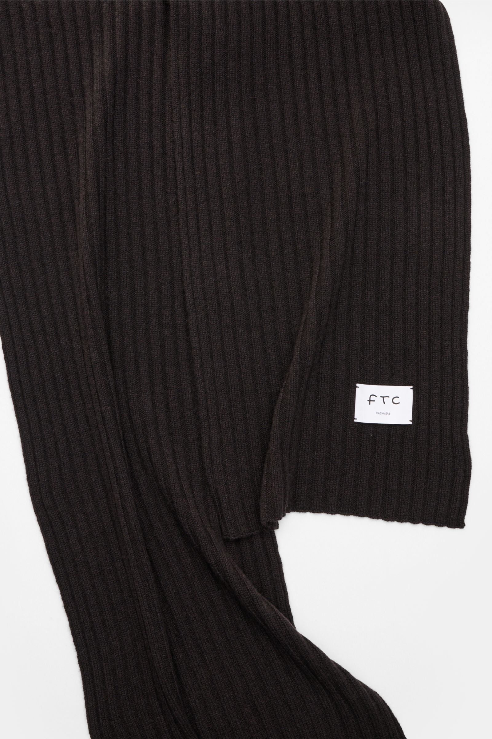 FTC Cashmere Schal dunkelbraun mit breitem Rippstrickmuster und großem Weblabel, weich, aus reinem Fair Trade Cashmere, frontal fotografiert.