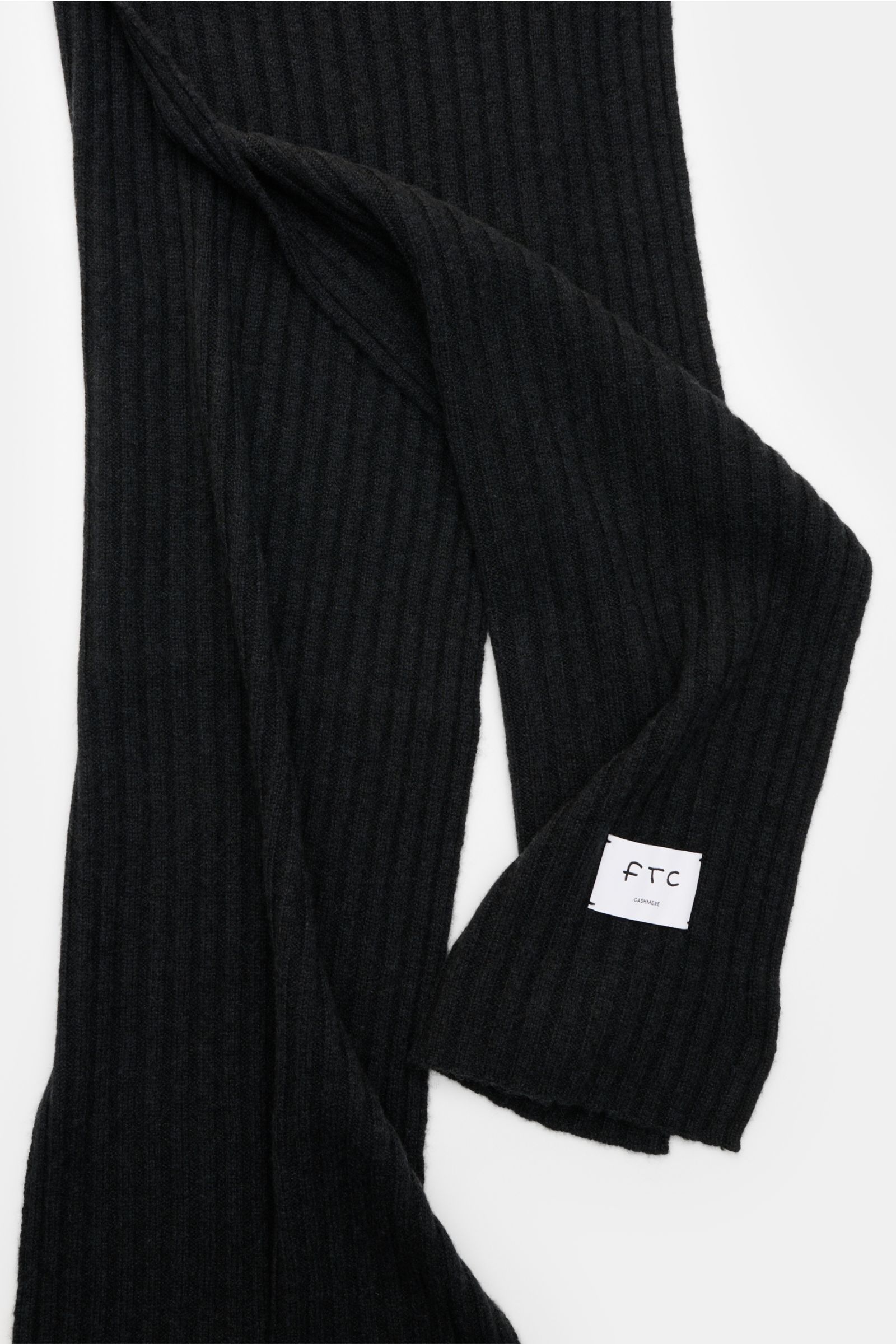 FTC Cashmere Schal dunkelgrau mit breitem Rippstrickmuster, weichem Griff und großem Weblabel, liegend von oben fotografiert, ca. 185x36 cm.