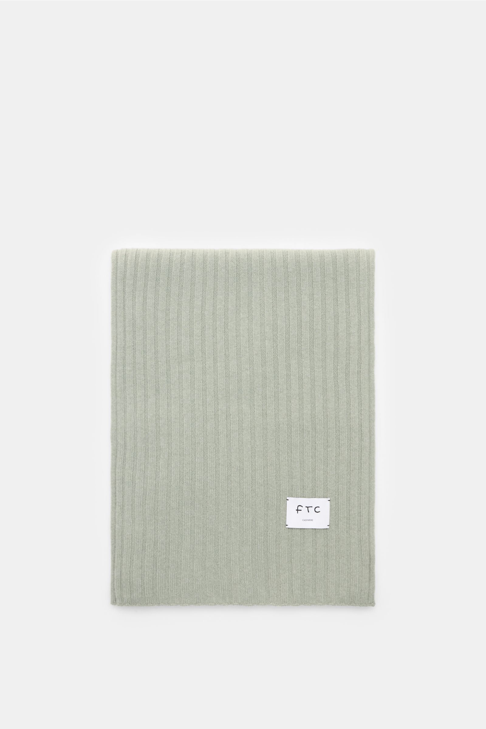 FTC Cashmere Schal graugrün, flach liegend fotografiert, breites Rippstrickmuster, weicher Griff, großes Weblabel, ca. 185x36 cm.