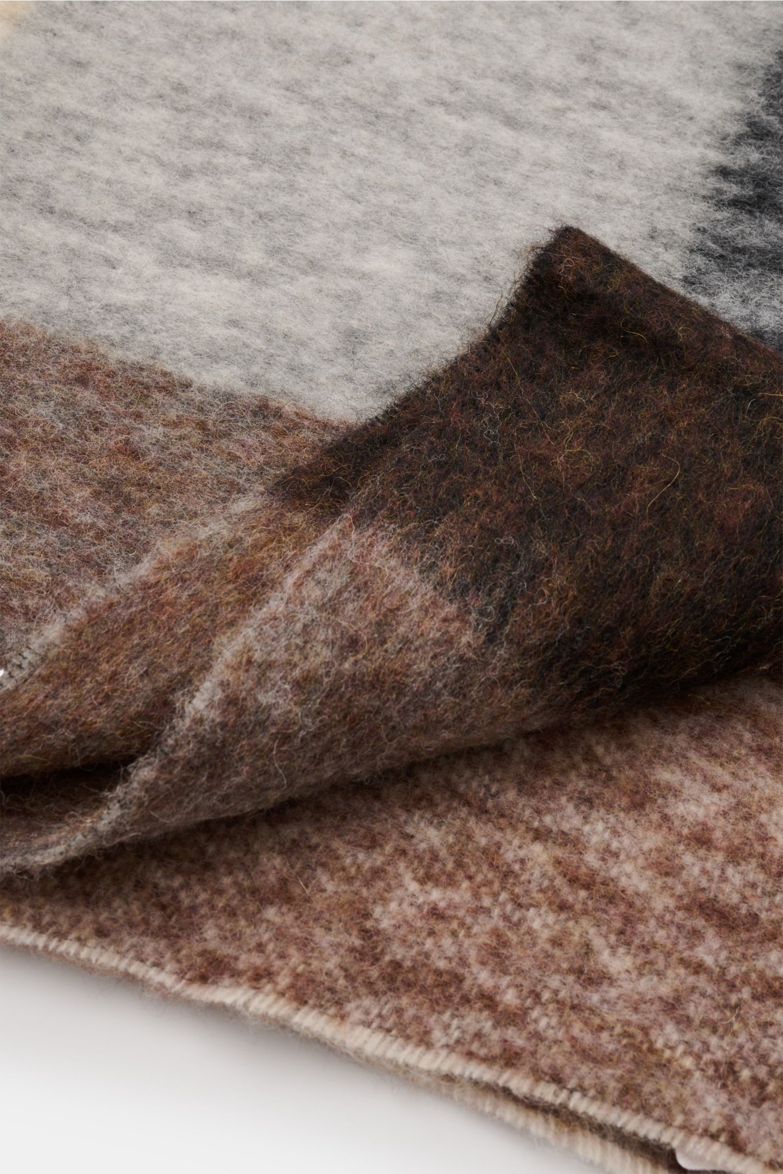 Close-up image of the 04651/ A trip in a bag Schal 'Color Block Scarf' grau/braun/creme, showing a folded corner from a top-down perspective. Unverzichtbares Winter-Essential: Der edle Schal von 04651/ A TRIP IN A BAG wird mit seinem besonders weichen, le