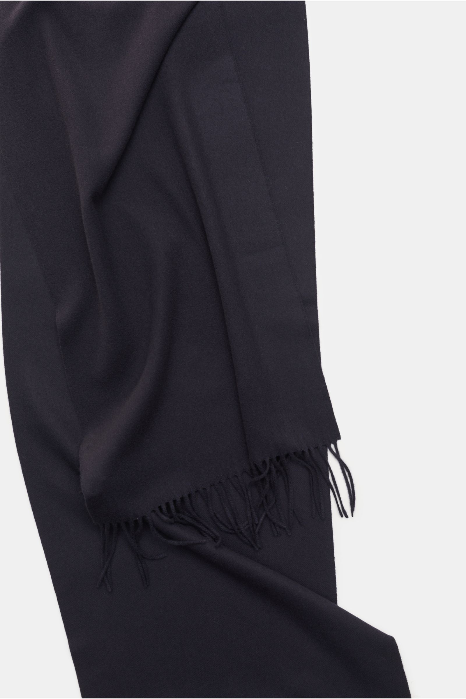 Moorer Cashmere scarf 'Kade' navy shown from a top-down perspective, draped with fringed edges visible; pure cashmere, soft touch, fringed edge on both sides, dimensions approx. 172 cm x 35 cm.