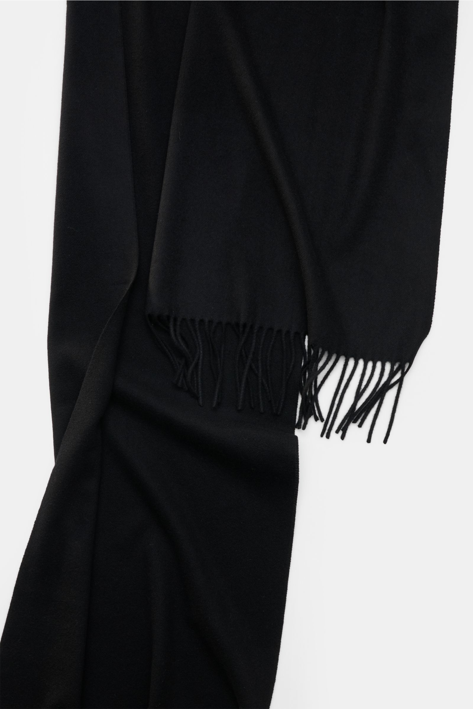 Moorer Cashmere Schal 'Kade' schwarz, frontal fotografiert, reiner Cashmere, softer Griff, beidseitige Fransenkante, Maße ca. 172x35 cm.