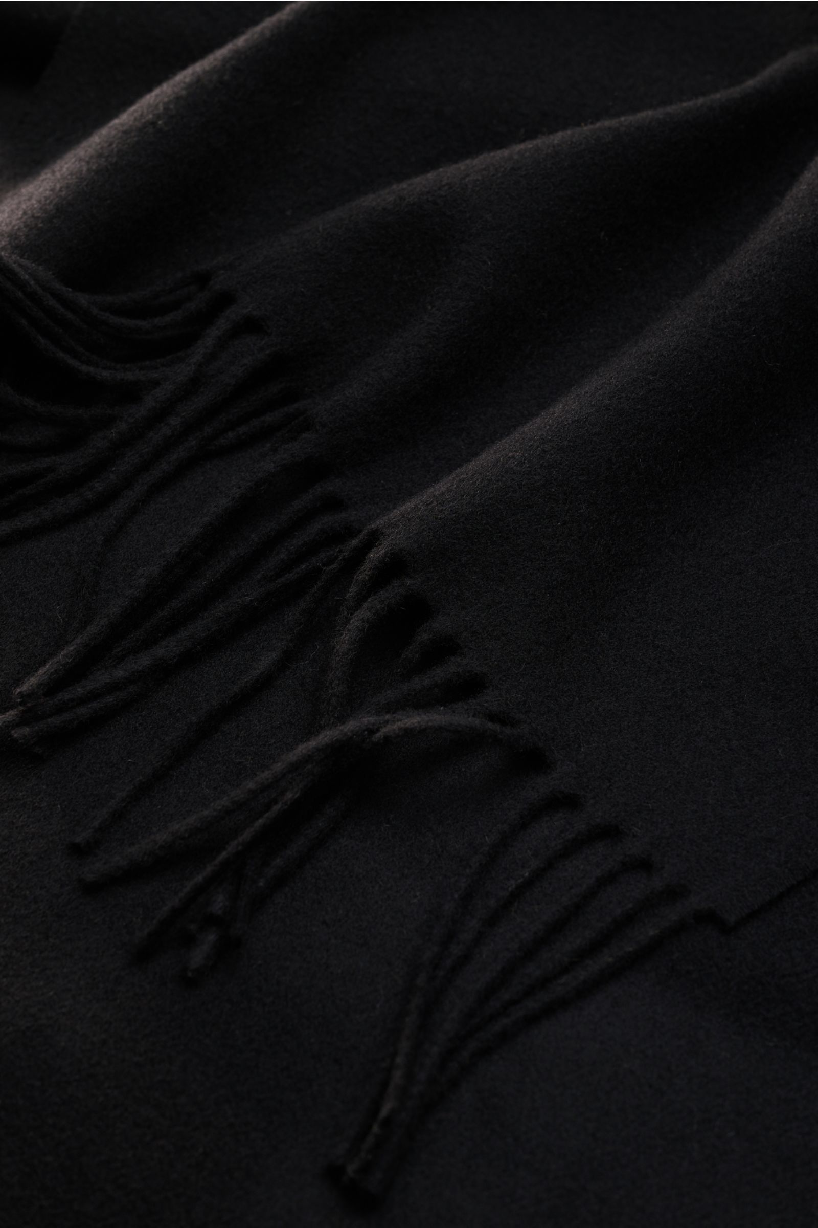 Moorer Cashmere Schal 'Kade' schwarz aus reiner Cashmere in Nahaufnahme, weicher Griff, beidseitige Fransenkante, Maße ca. 172x35 cm.