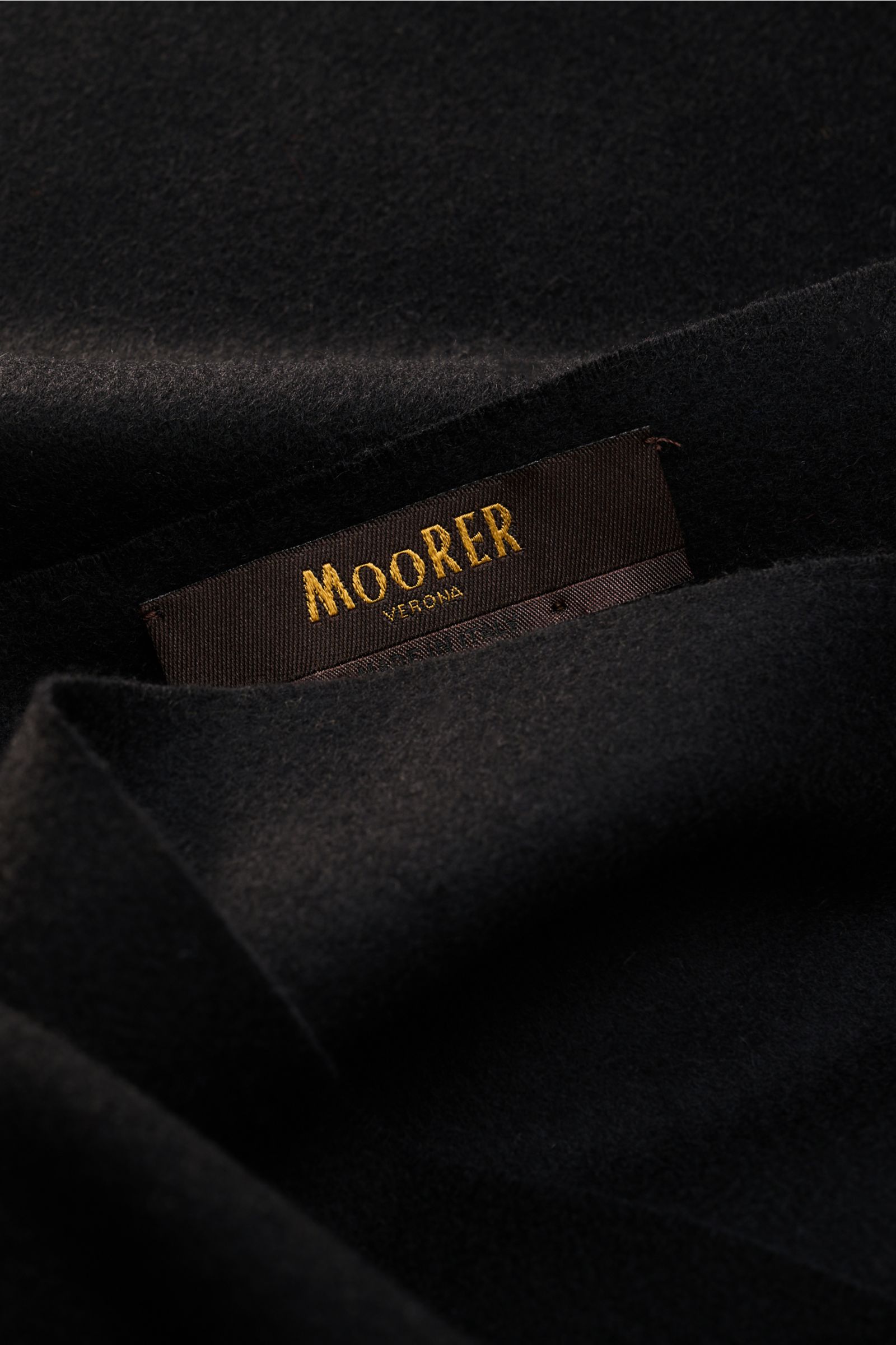 Moorer Cashmere Schal 'Kade' schwarz aus reiner Cashmere, softem Griff, beidseitiger Fransenkante, Maße ca. 172x35 cm, Detailansicht von oben.