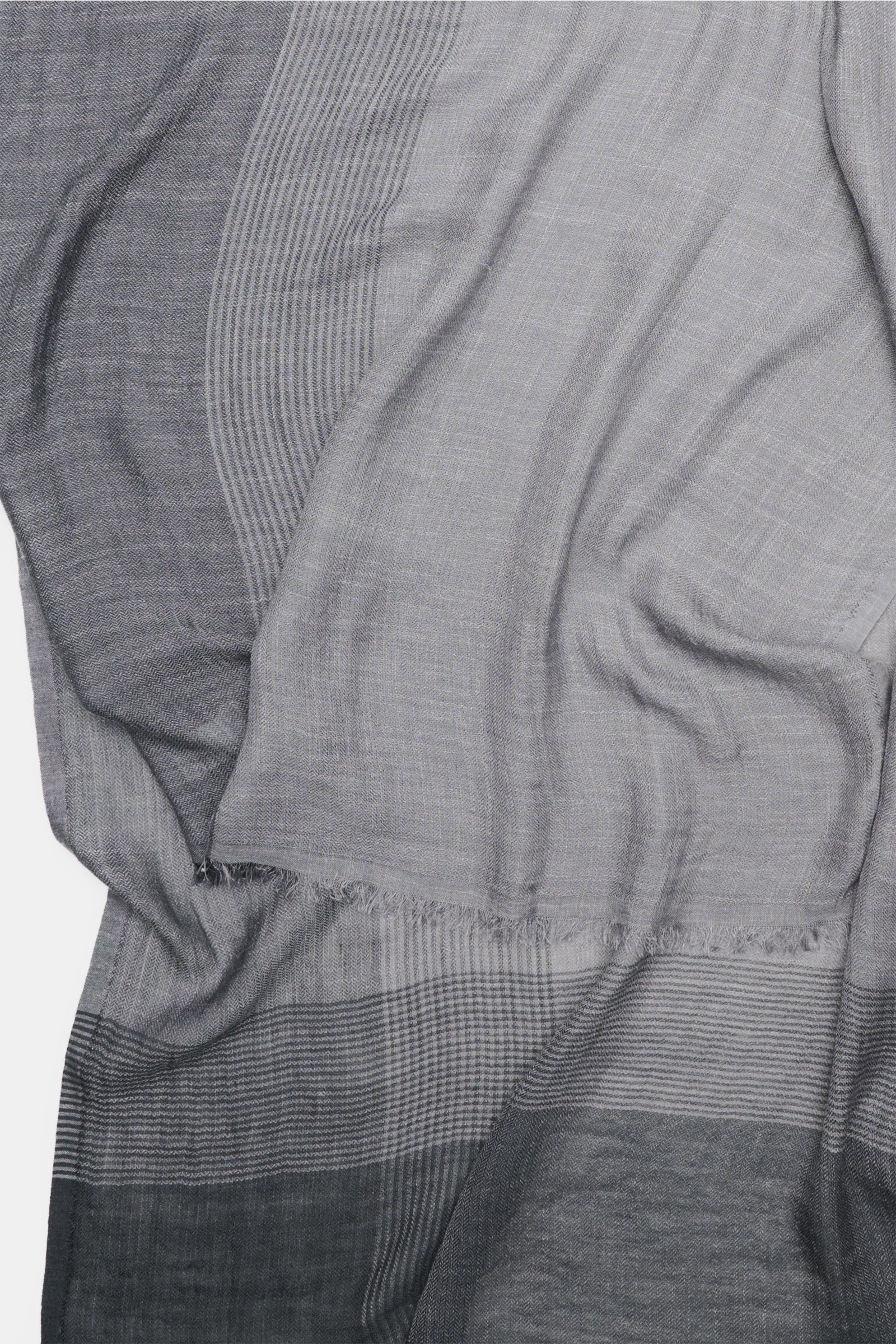 Brunello Cucinelli Schal grau/dunkelgrau kariert, leichte Seide-Leinen-Mischung, weicher Griff, schmaler Fransensaum, aus schräger Draufsicht fotografiert.