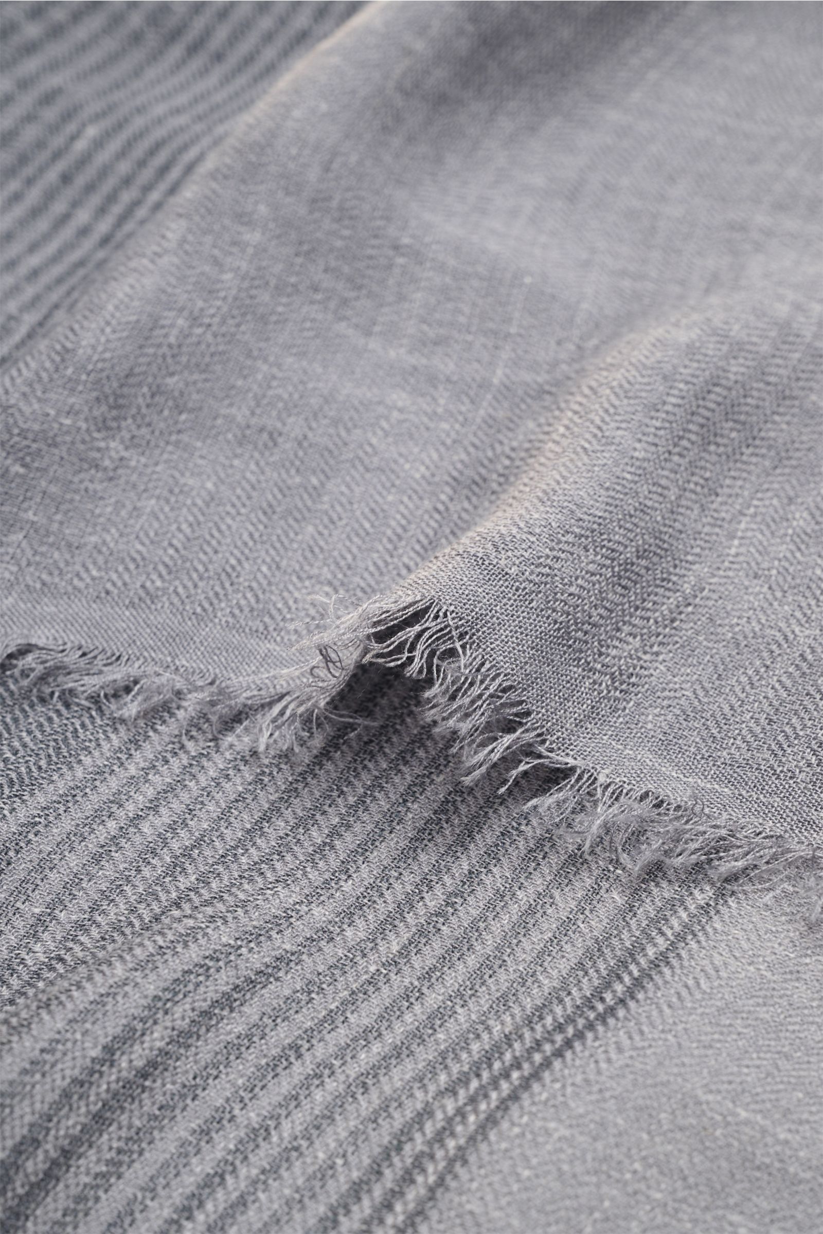 Brunello Cucinelli Schal grau/dunkelgrau kariert, leicht aus Seide und Leinen, mit schmalem Fransensaum aus Nahaufnahme von oben.