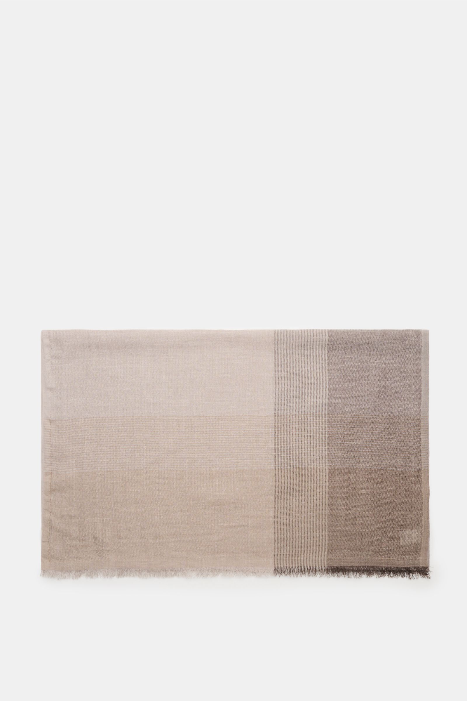 Brunello Cucinelli Schal sand/taupe kariert, aus leichter Seide-Leinen-Mischung mit schmalem Fransensaum, flach liegend von oben fotografiert.