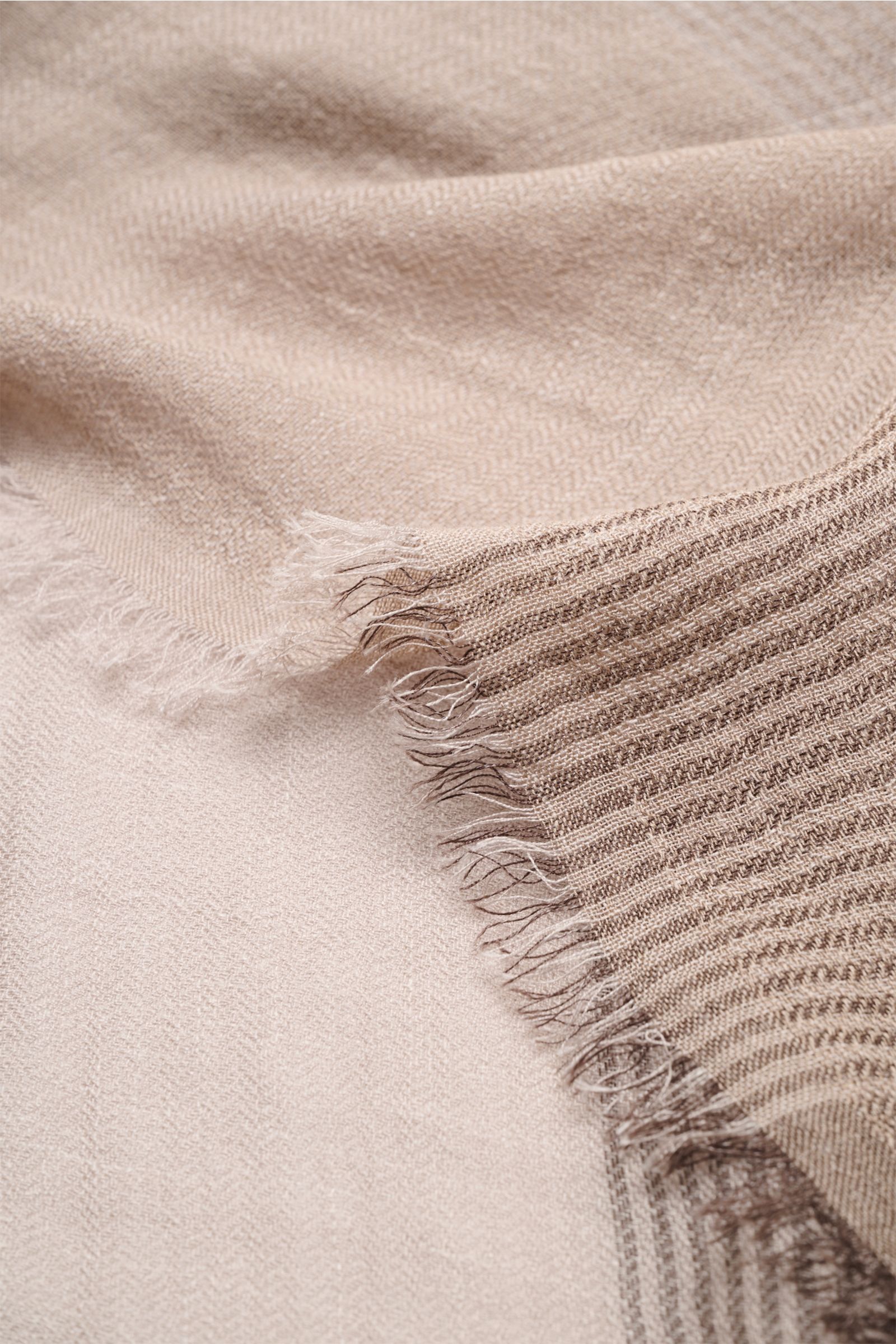 Brunello Cucinelli Schal sand/taupe kariert aus Seide und Leinen mit feinem Karomuster, schmalem Fransensaum, Nahaufnahme von oben.