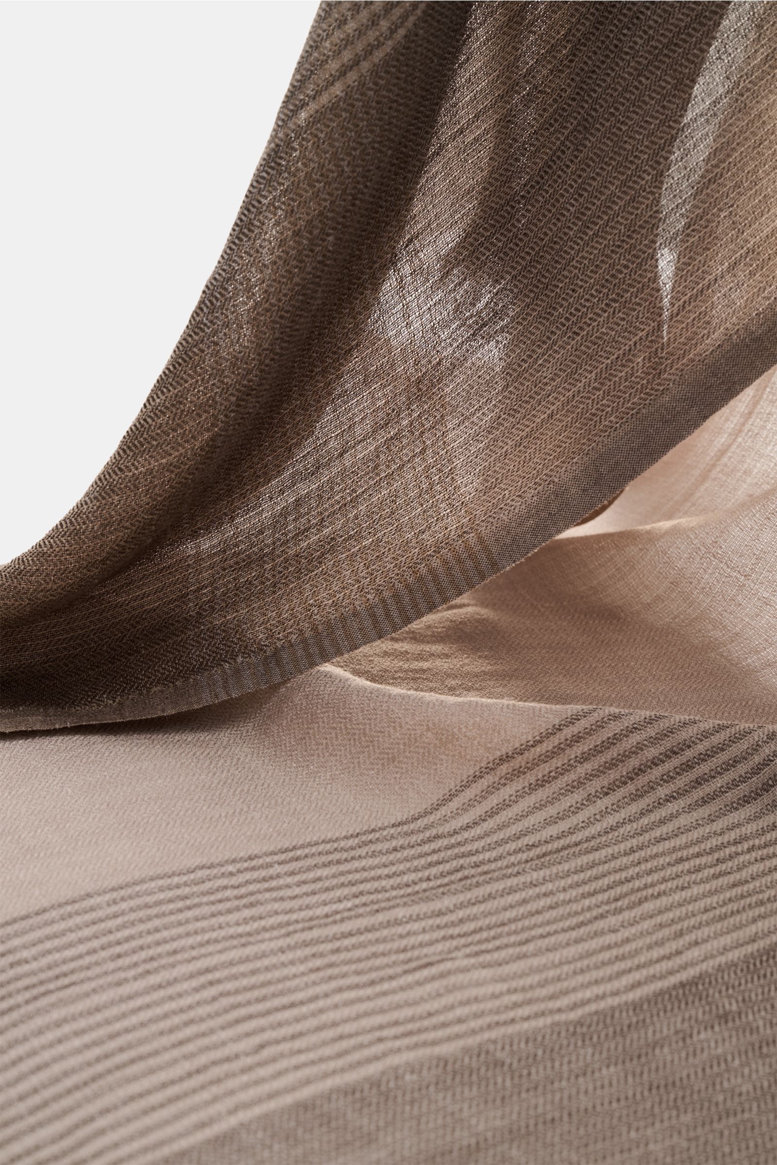 Brunello Cucinelli Schal sand/taupe kariert, leichter Seide-Leinen-Mix mit Karomuster, weicher Griff, schmaler Fransensaum, Nahaufnahme von oben.