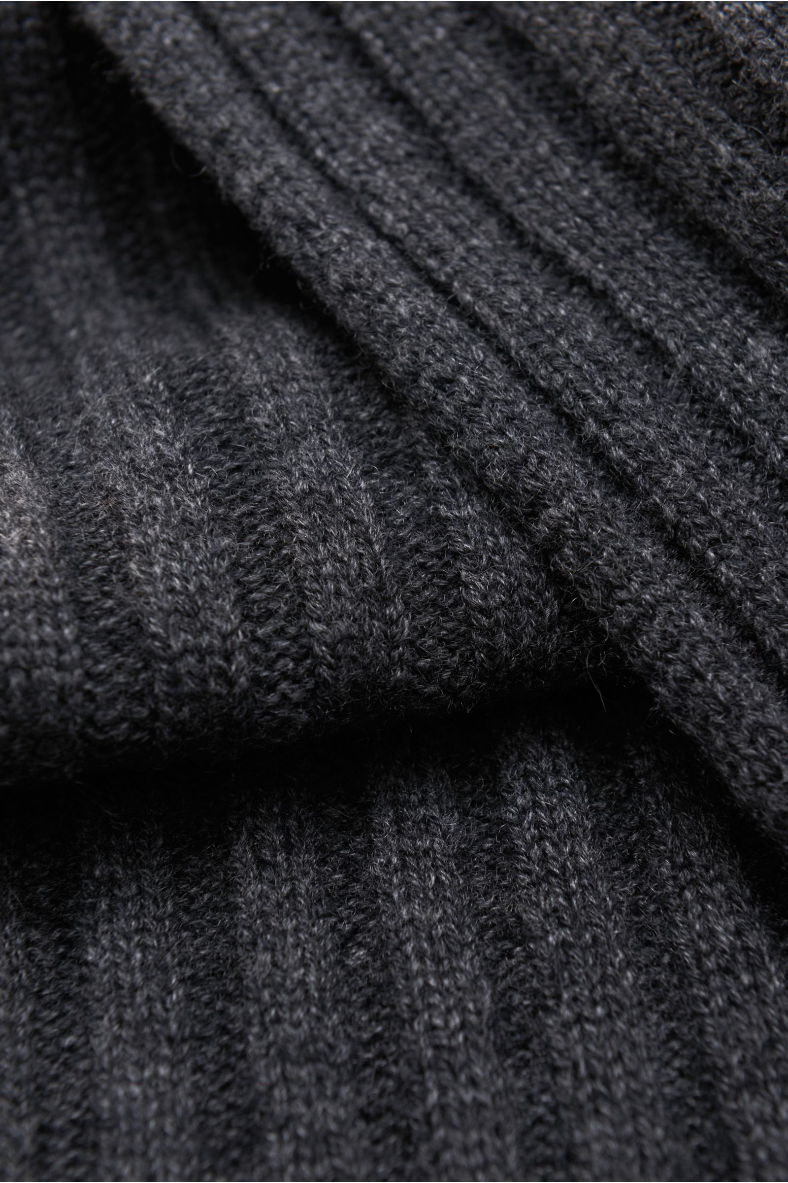 Nahaufnahme des von Braun Cashmere Schals anthrazit meliert im klassischen Rippstrick-Design aus weichem, reinem mongolischem Cashmere.