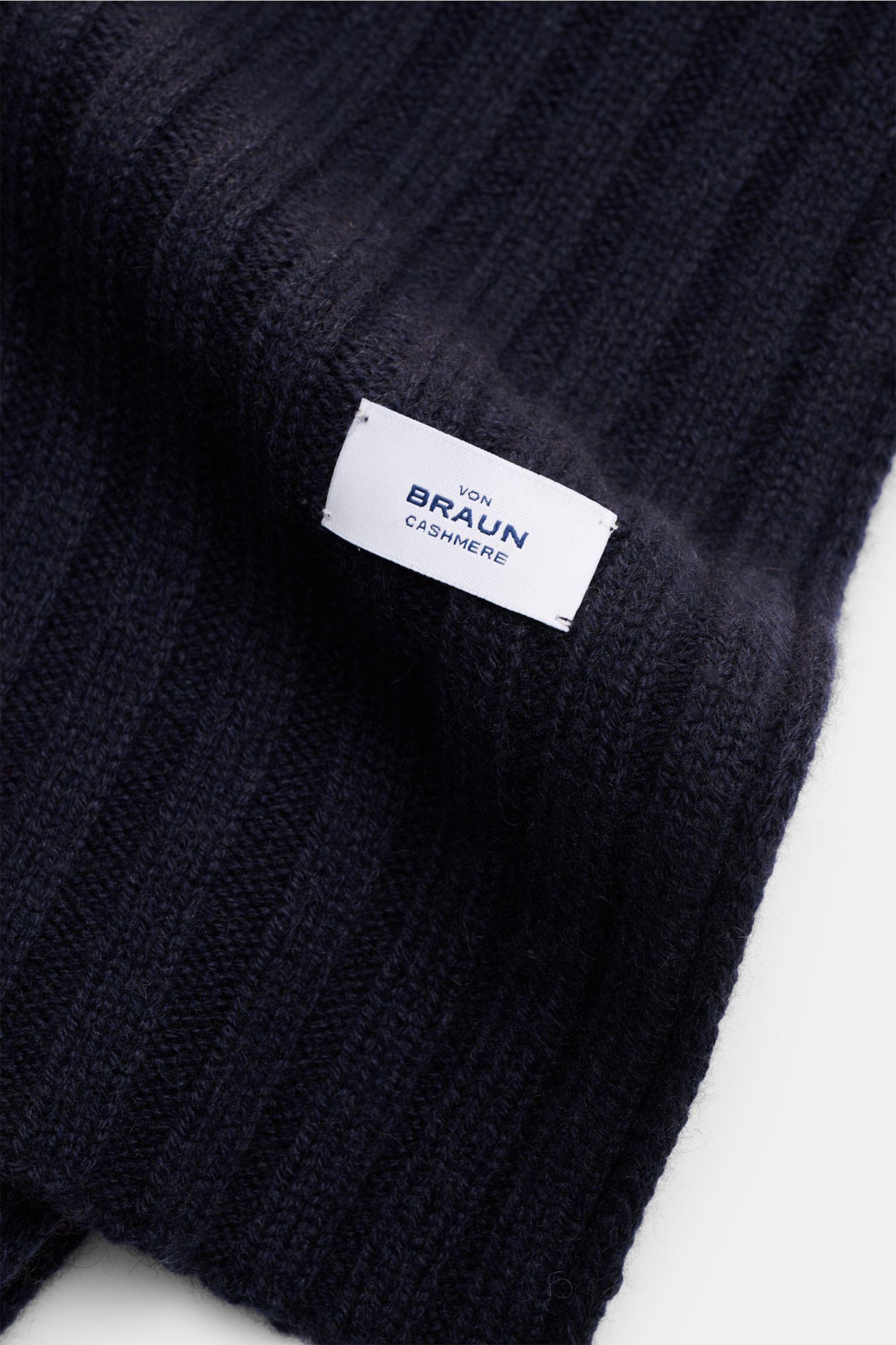 von Braun Cashmere Schal navy in klassischem Rippstrick-Design aus reinem mongolischem Cashmere, nah aufgenommen von oben, weicher Griff, ca. 169 x 25 cm, Label sichtbar, schützt vor ungemütlichem Wetter.